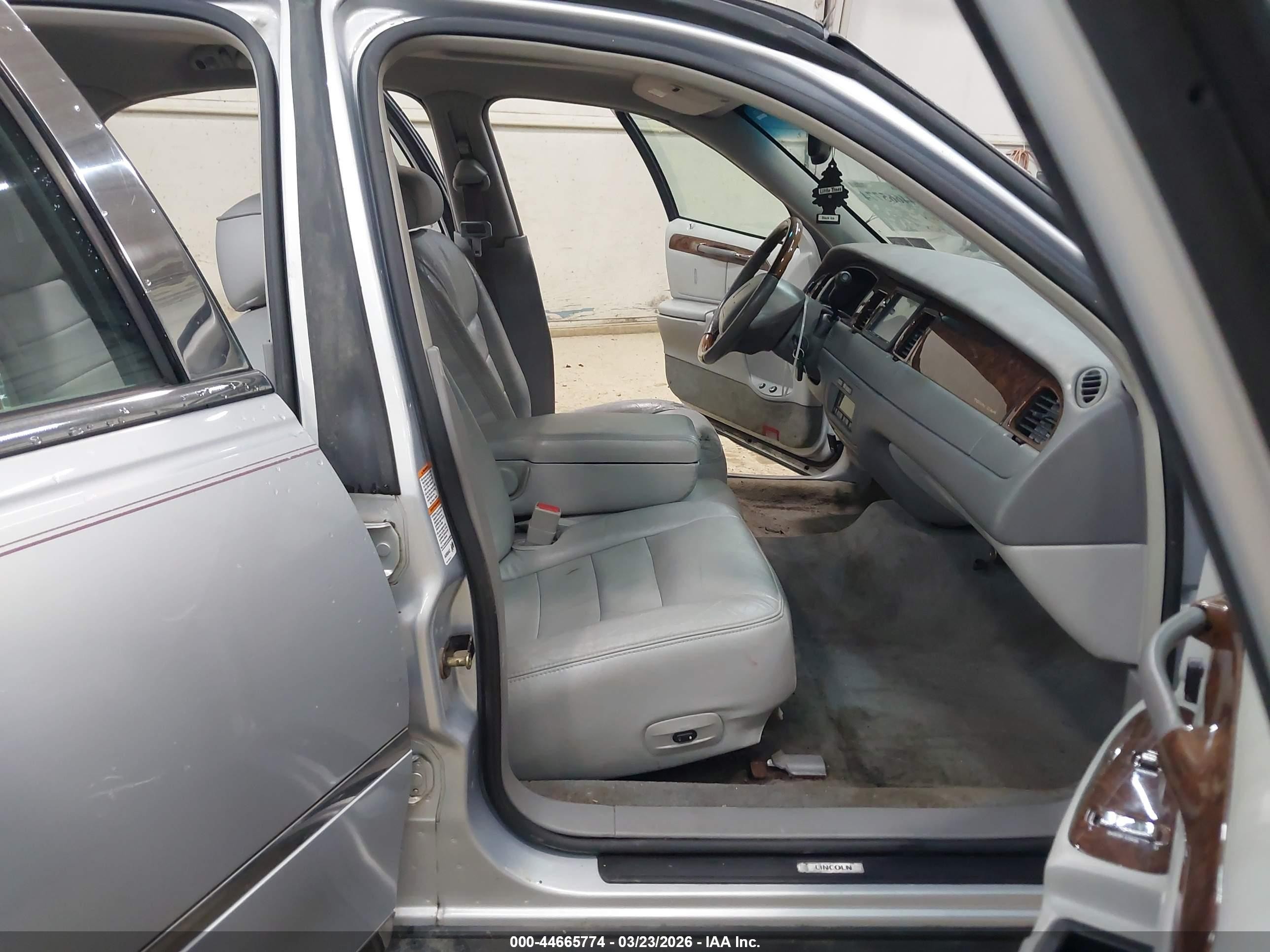 2002 Lincoln Town Car Signature Серебряный vin: 1LNHM82W12Y653881