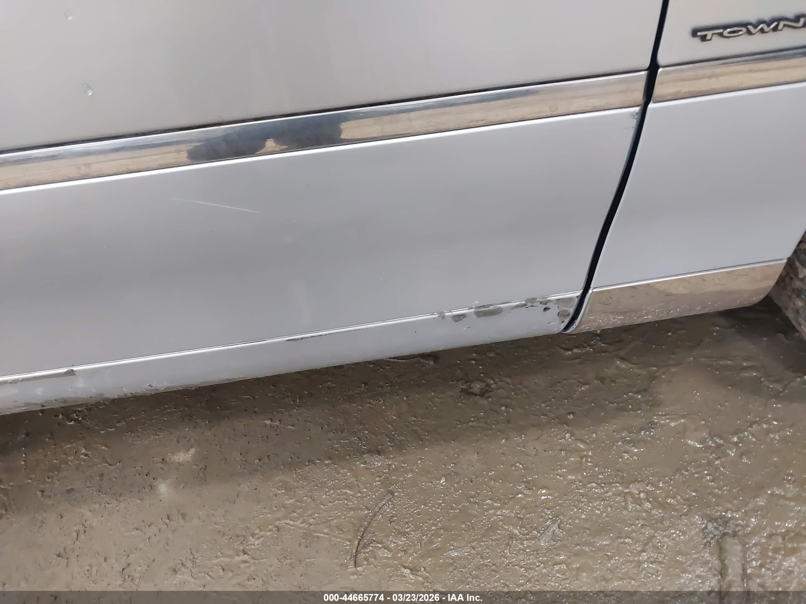 2002 Lincoln Town Car Signature Серебряный vin: 1LNHM82W12Y653881