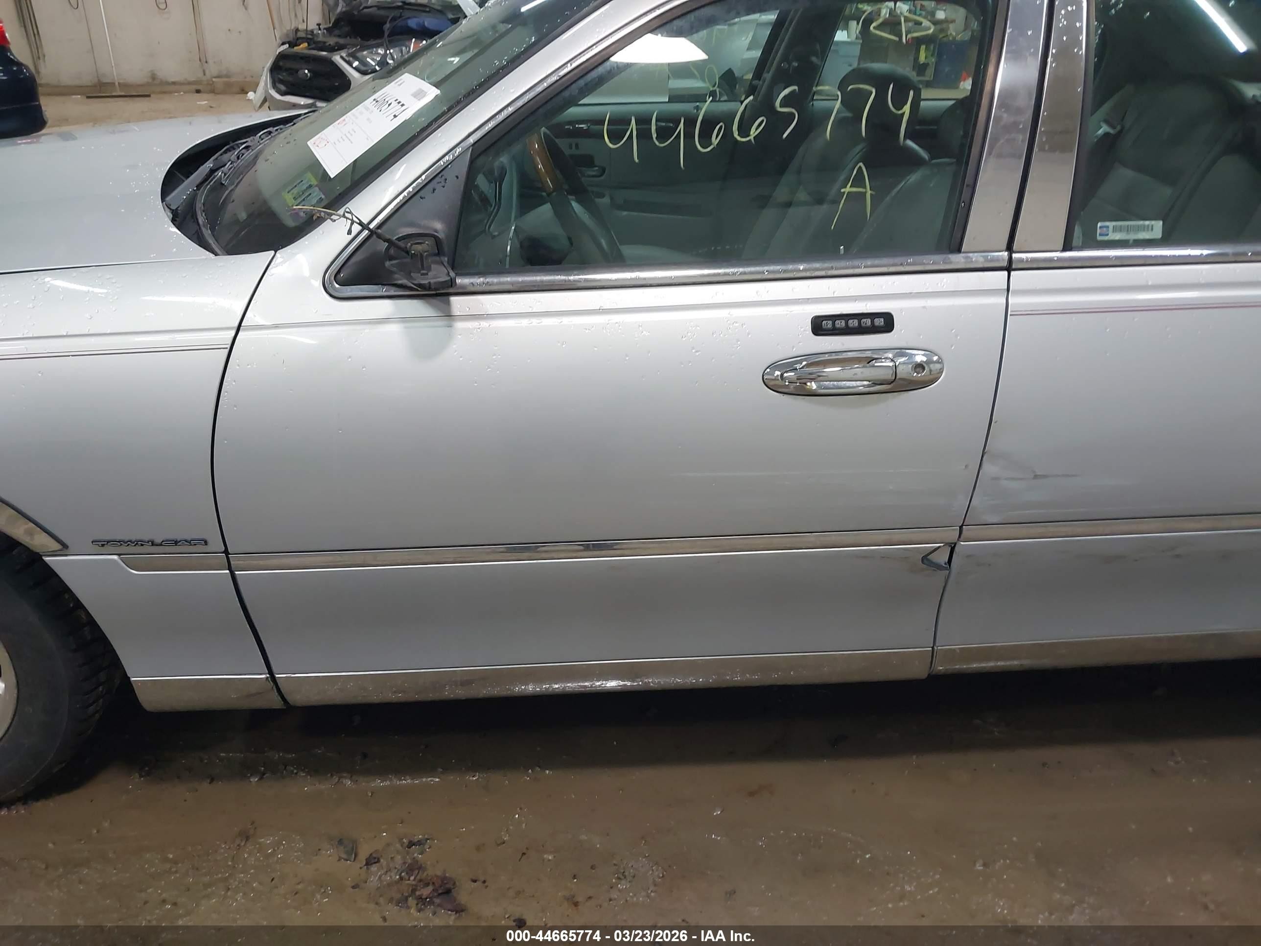 2002 Lincoln Town Car Signature Серебряный vin: 1LNHM82W12Y653881