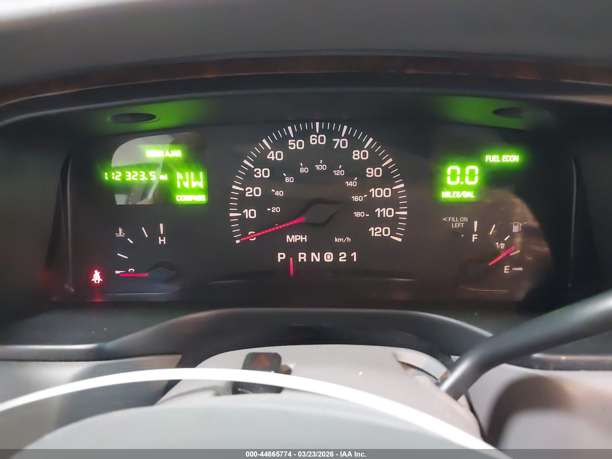 2002 Lincoln Town Car Signature Серебряный vin: 1LNHM82W12Y653881