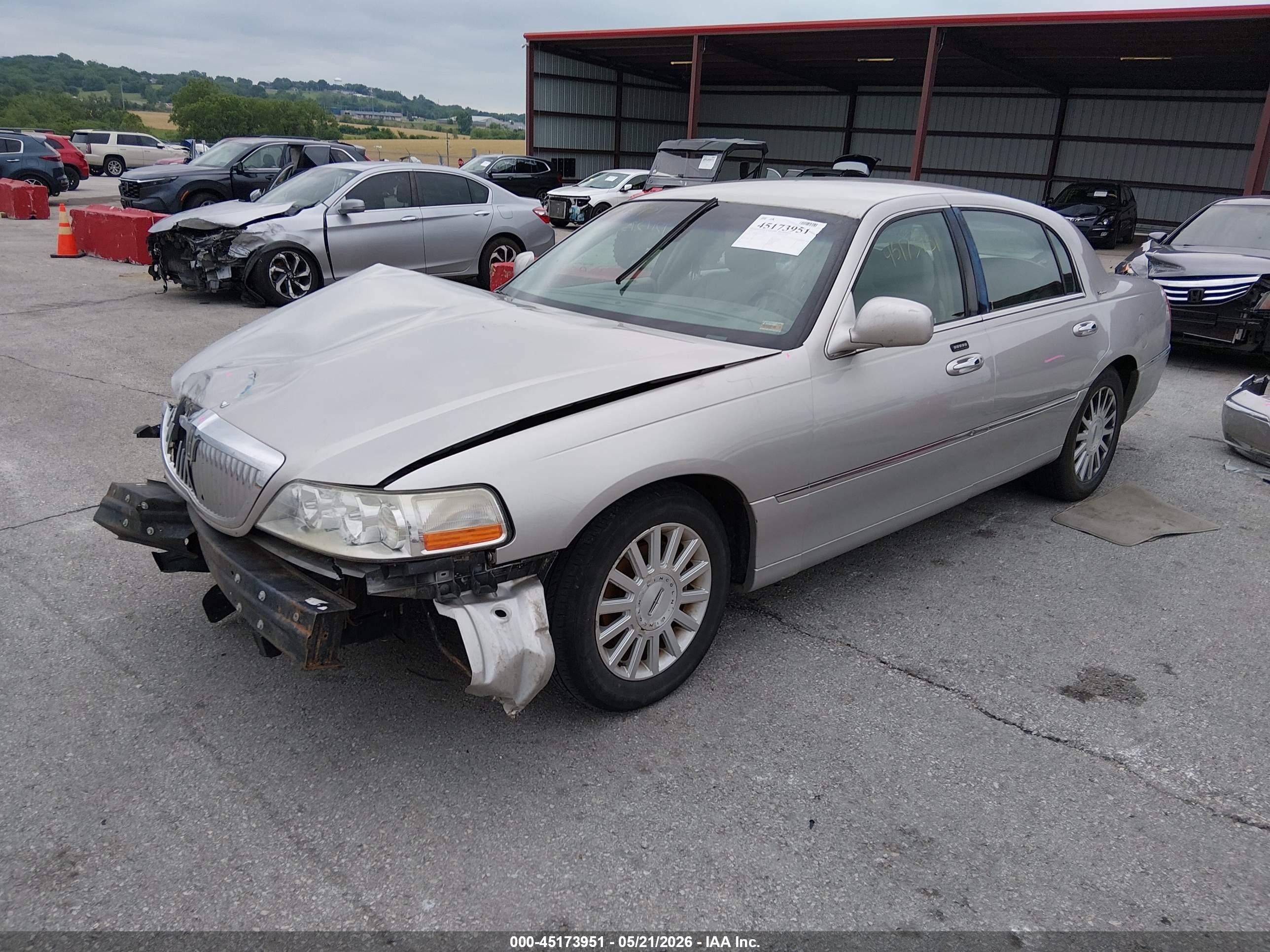 2003 Lincoln Town Car Signature Silver vin: 1LNHM82W13Y602124