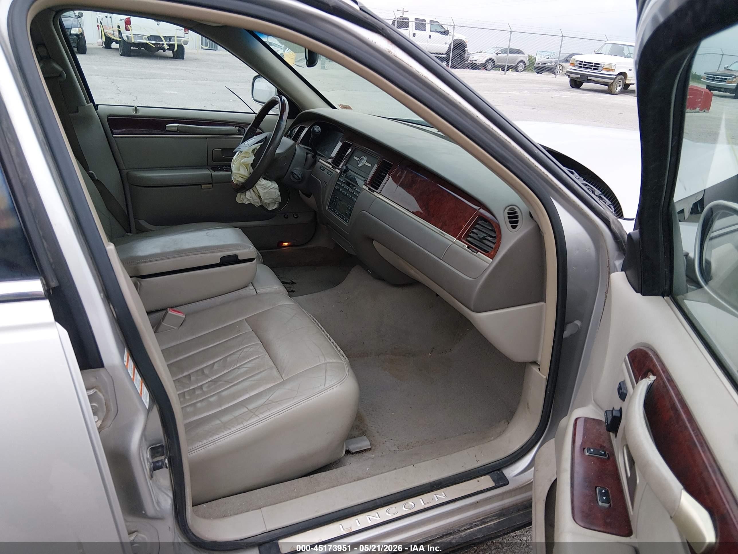 2003 Lincoln Town Car Signature Silver vin: 1LNHM82W13Y602124