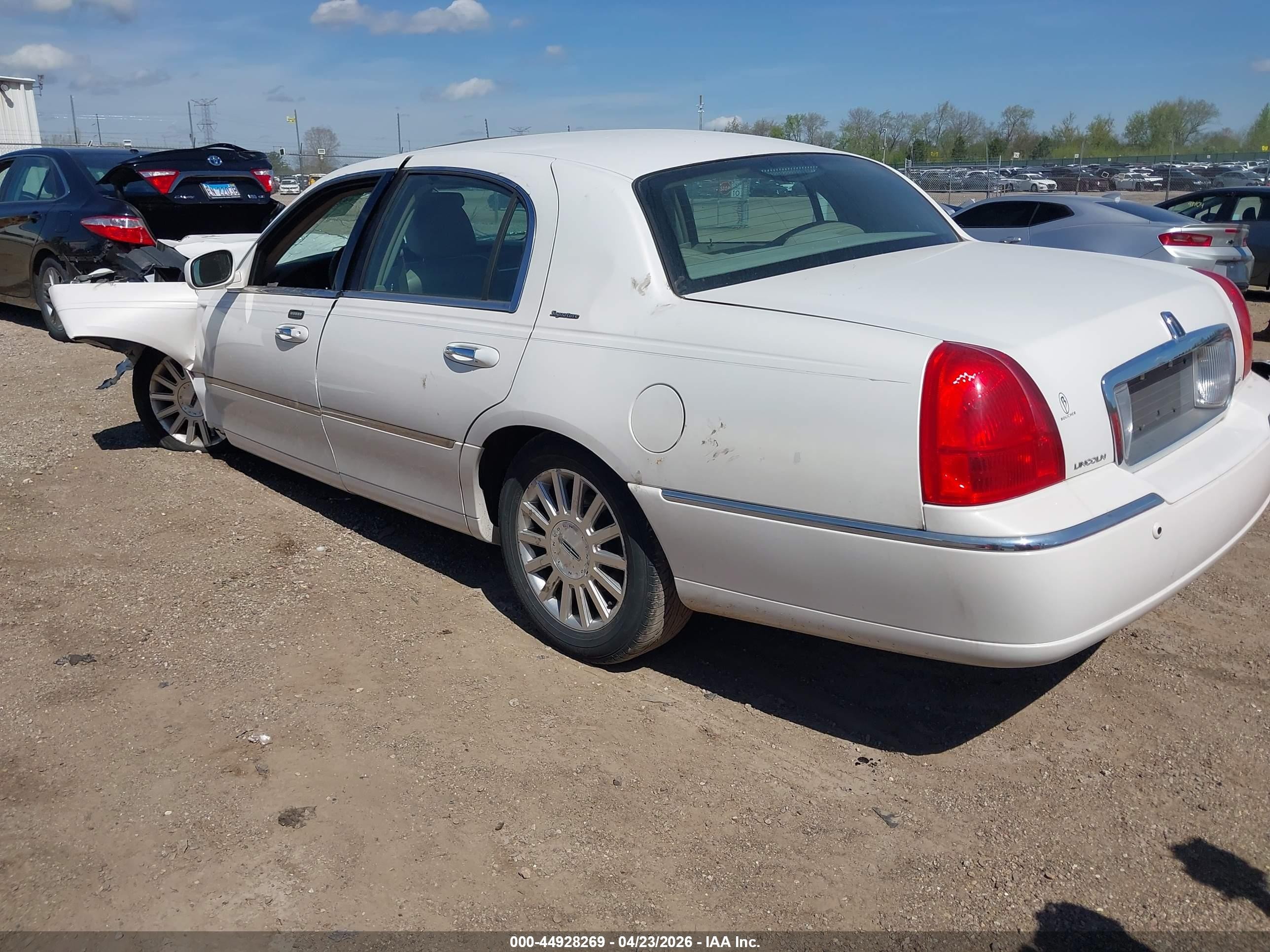 2003 Lincoln Town Car Signature White vin: 1LNHM82W13Y621188