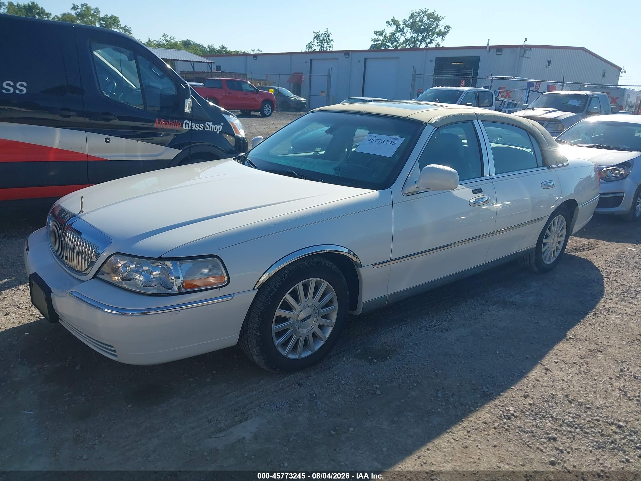 2003 Lincoln Town Car Signature White vin: 1LNHM82W13Y623734