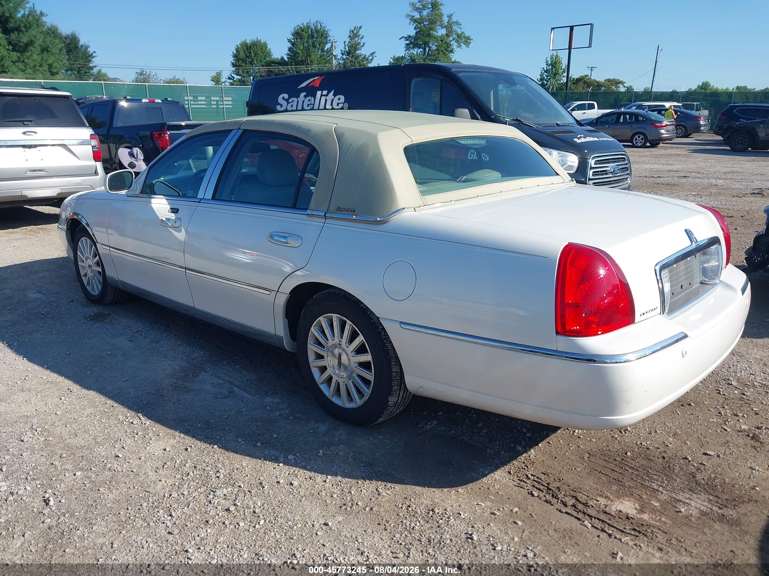 2003 Lincoln Town Car Signature White vin: 1LNHM82W13Y623734