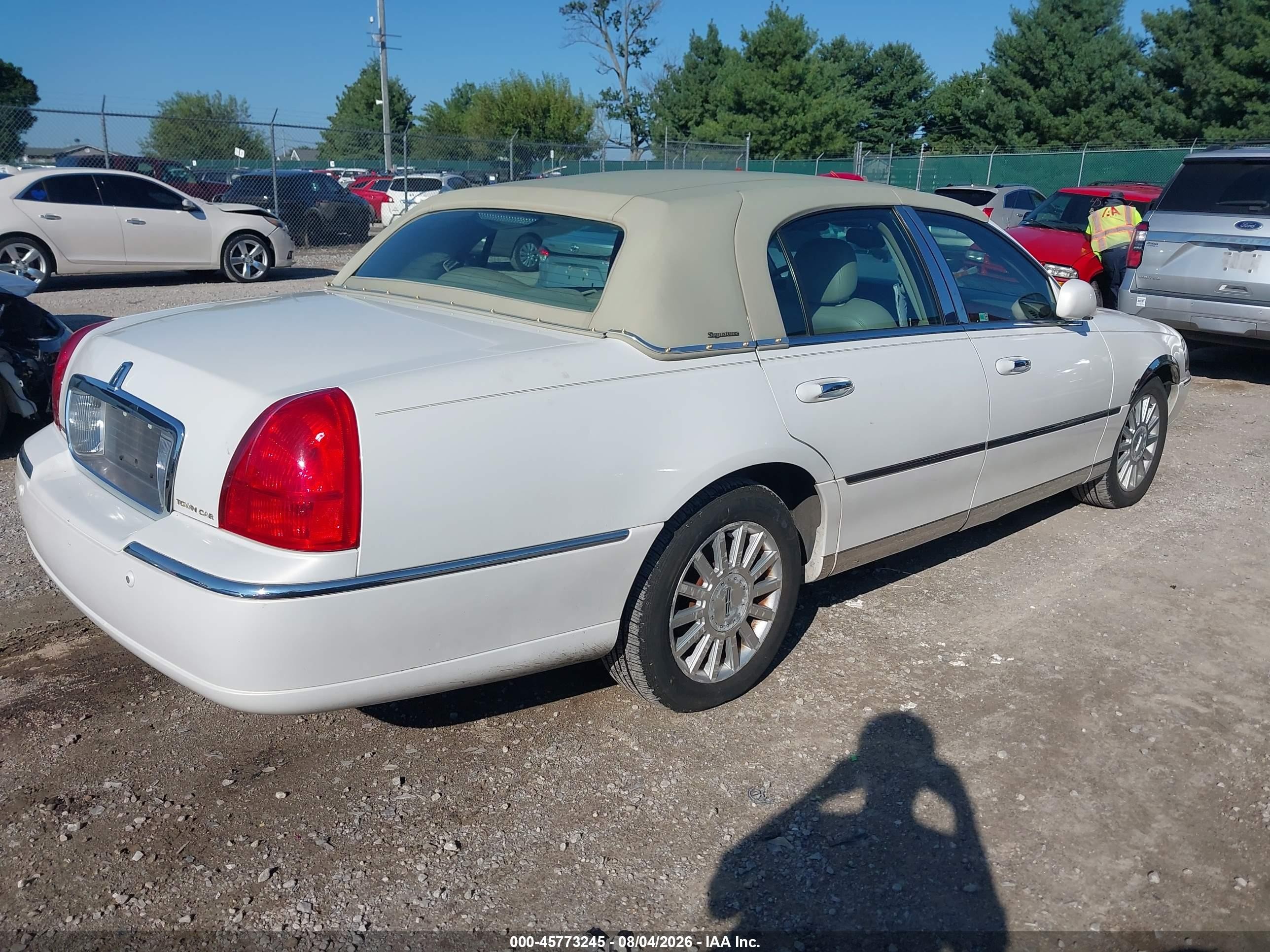 2003 Lincoln Town Car Signature White vin: 1LNHM82W13Y623734