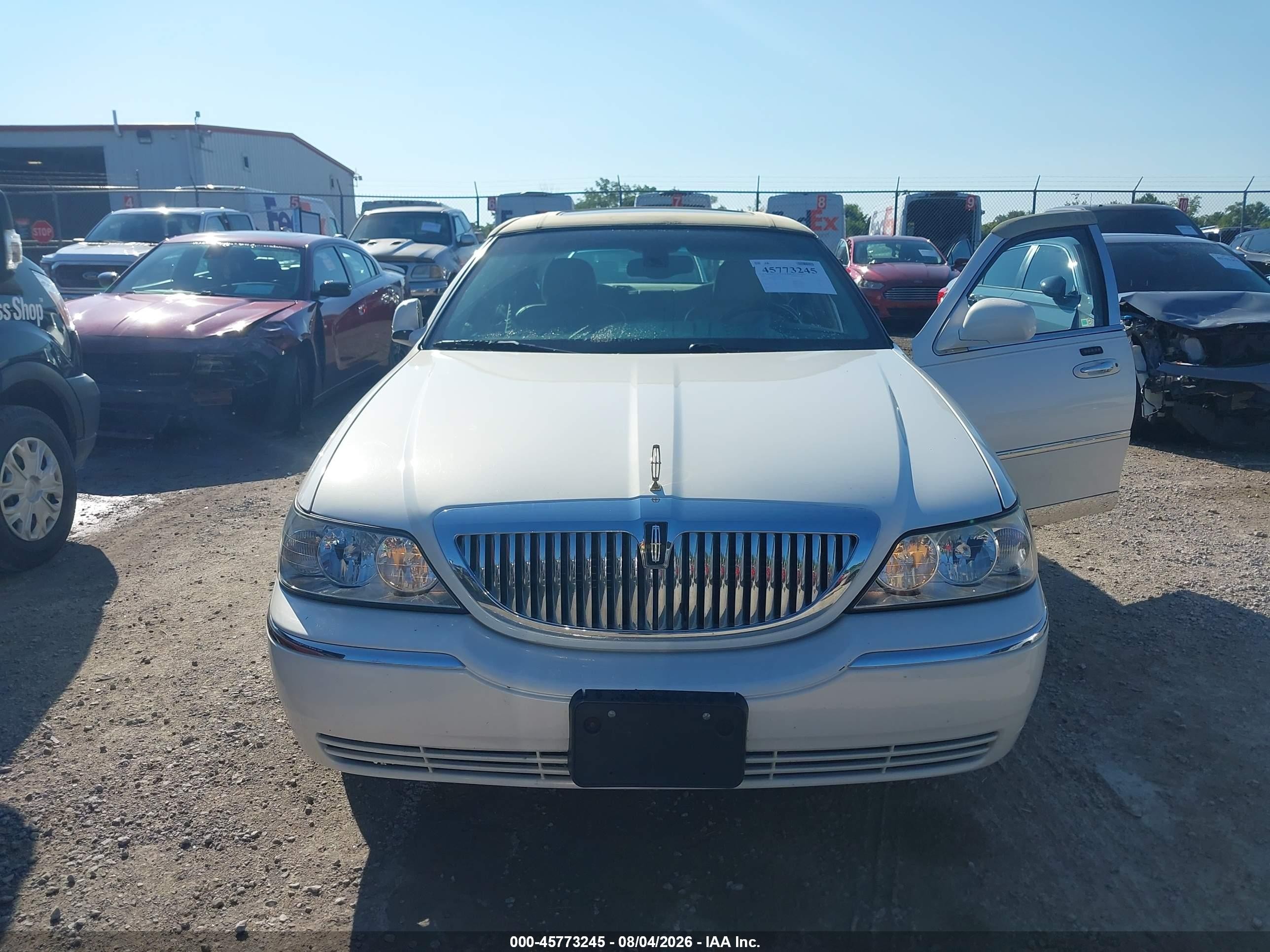 2003 Lincoln Town Car Signature White vin: 1LNHM82W13Y623734
