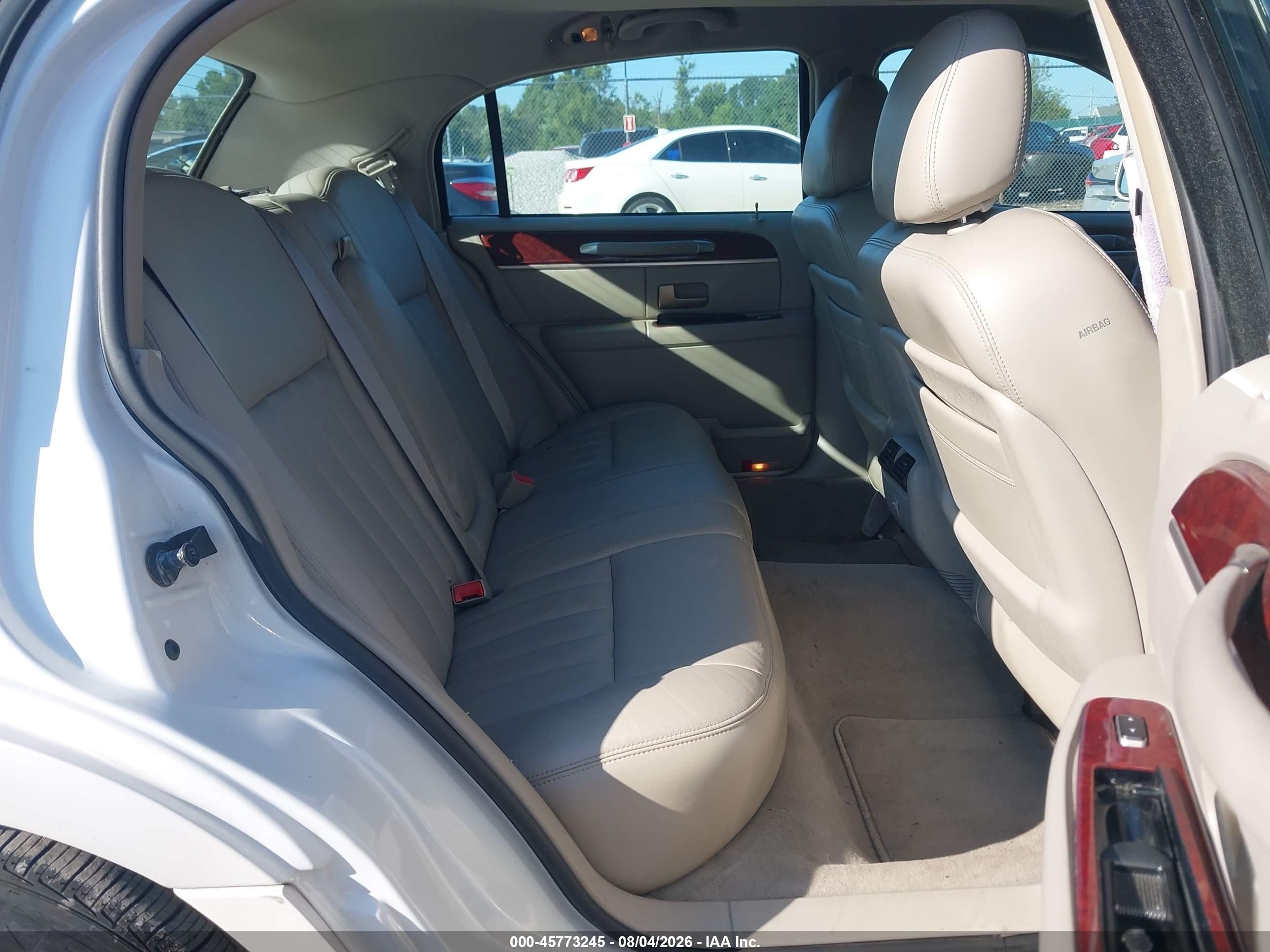 2003 Lincoln Town Car Signature White vin: 1LNHM82W13Y623734
