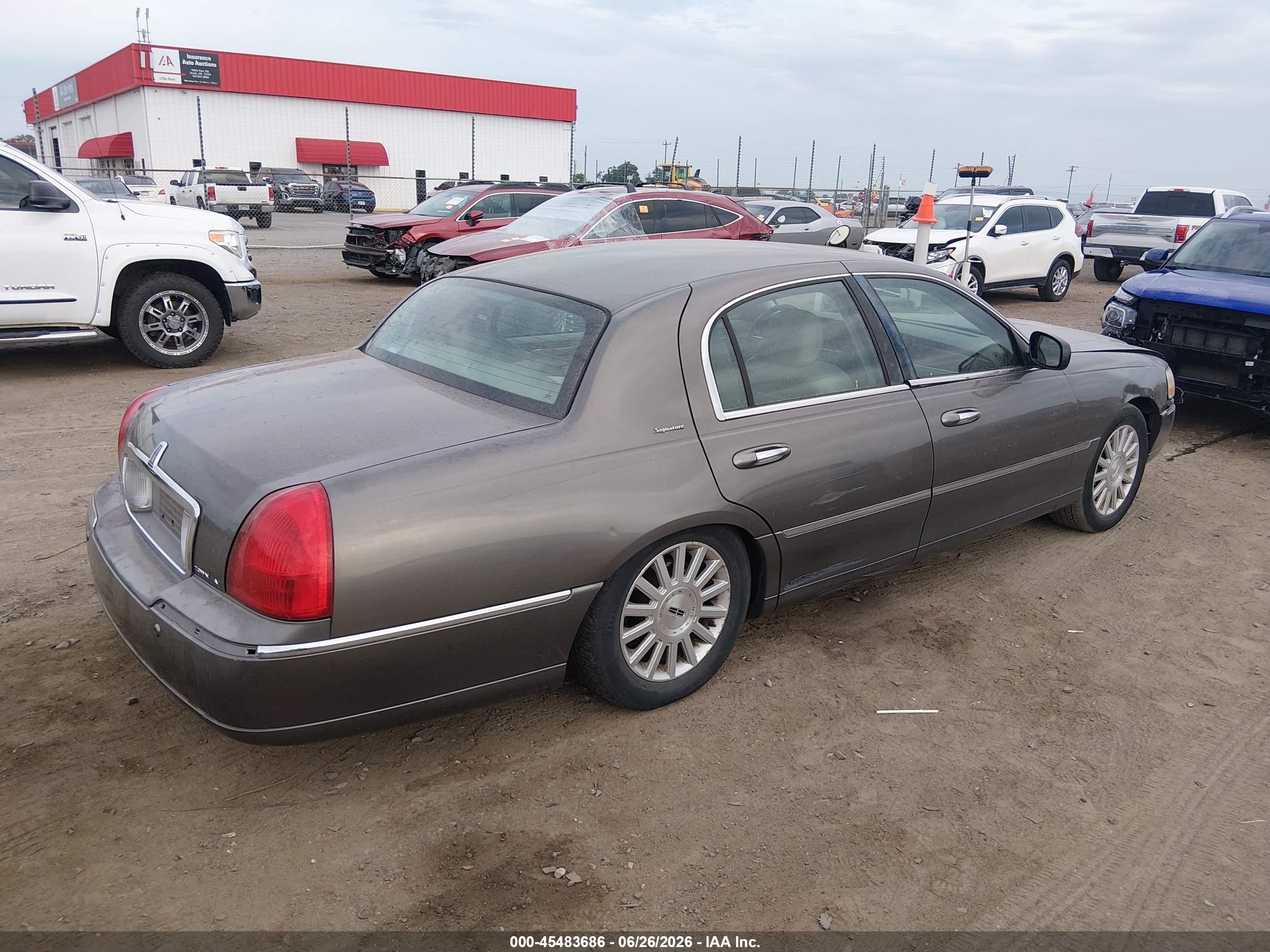 2003 Lincoln Town Car Signature Gray vin: 1LNHM82W13Y628240