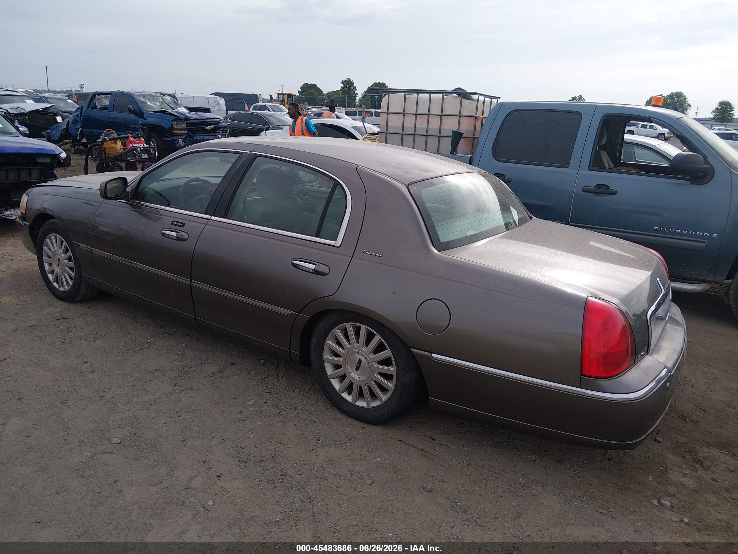 2003 Lincoln Town Car Signature Gray vin: 1LNHM82W13Y628240