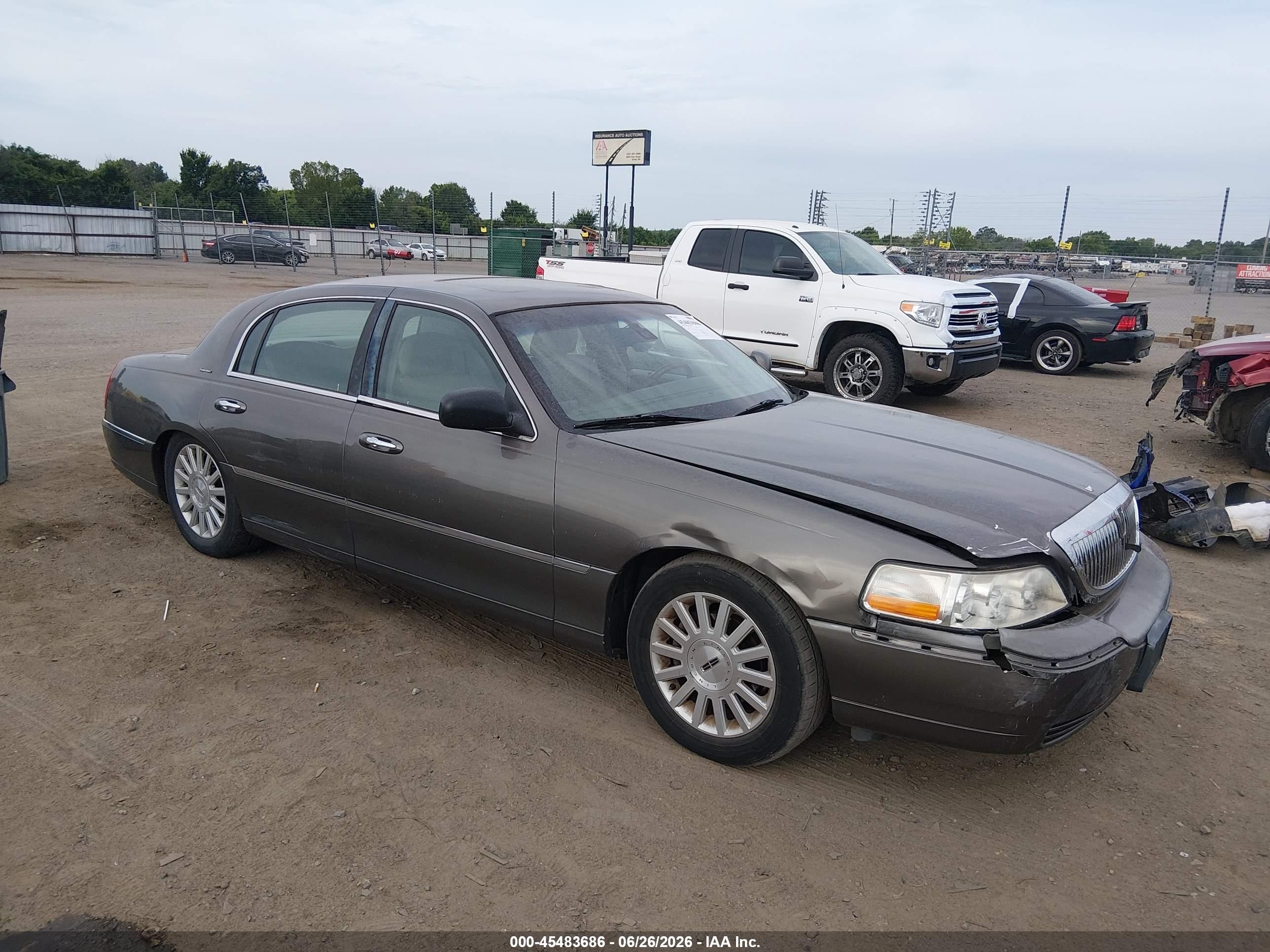 2003 Lincoln Town Car Signature Gray vin: 1LNHM82W13Y628240