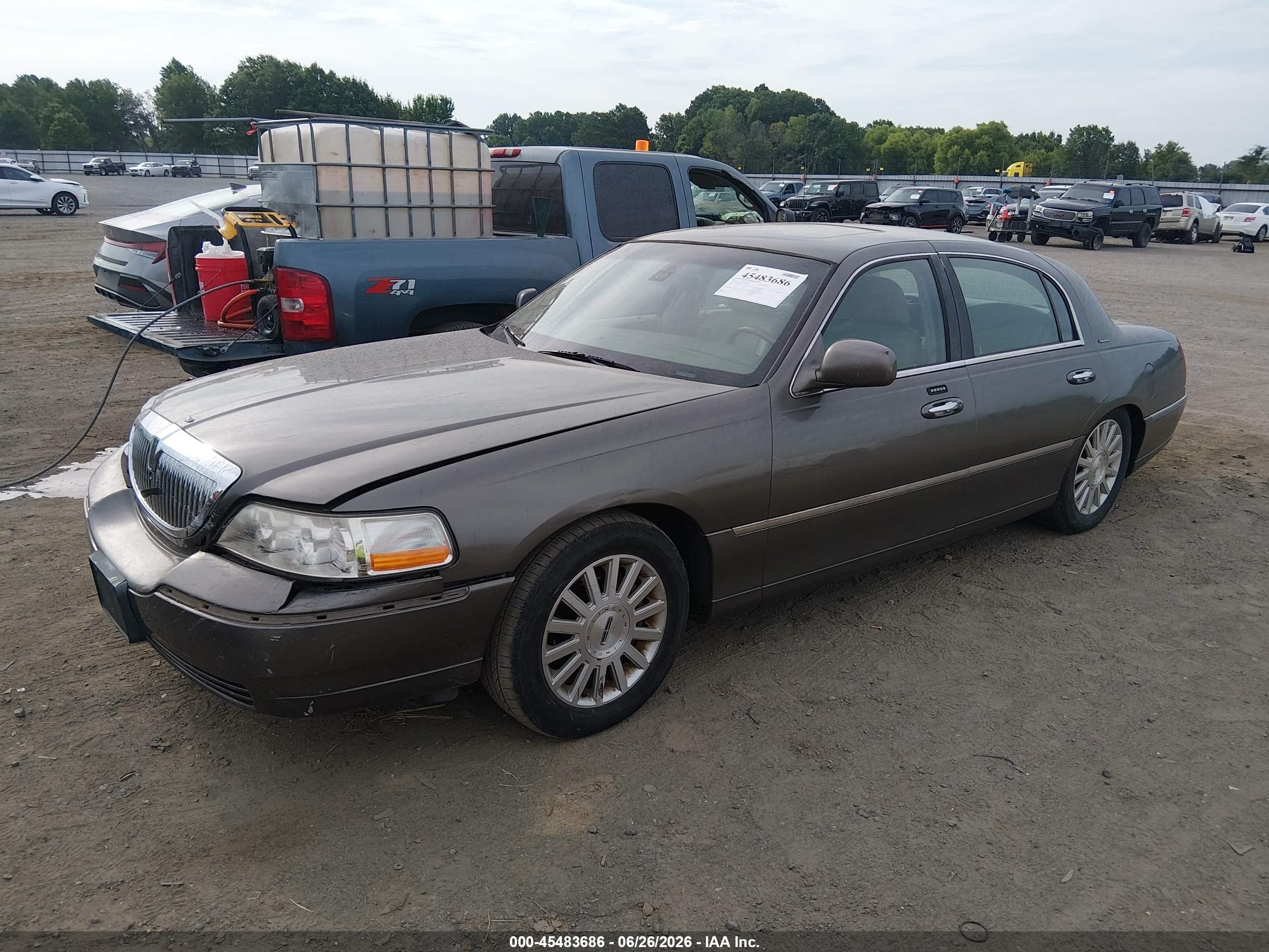 2003 Lincoln Town Car Signature Gray vin: 1LNHM82W13Y628240