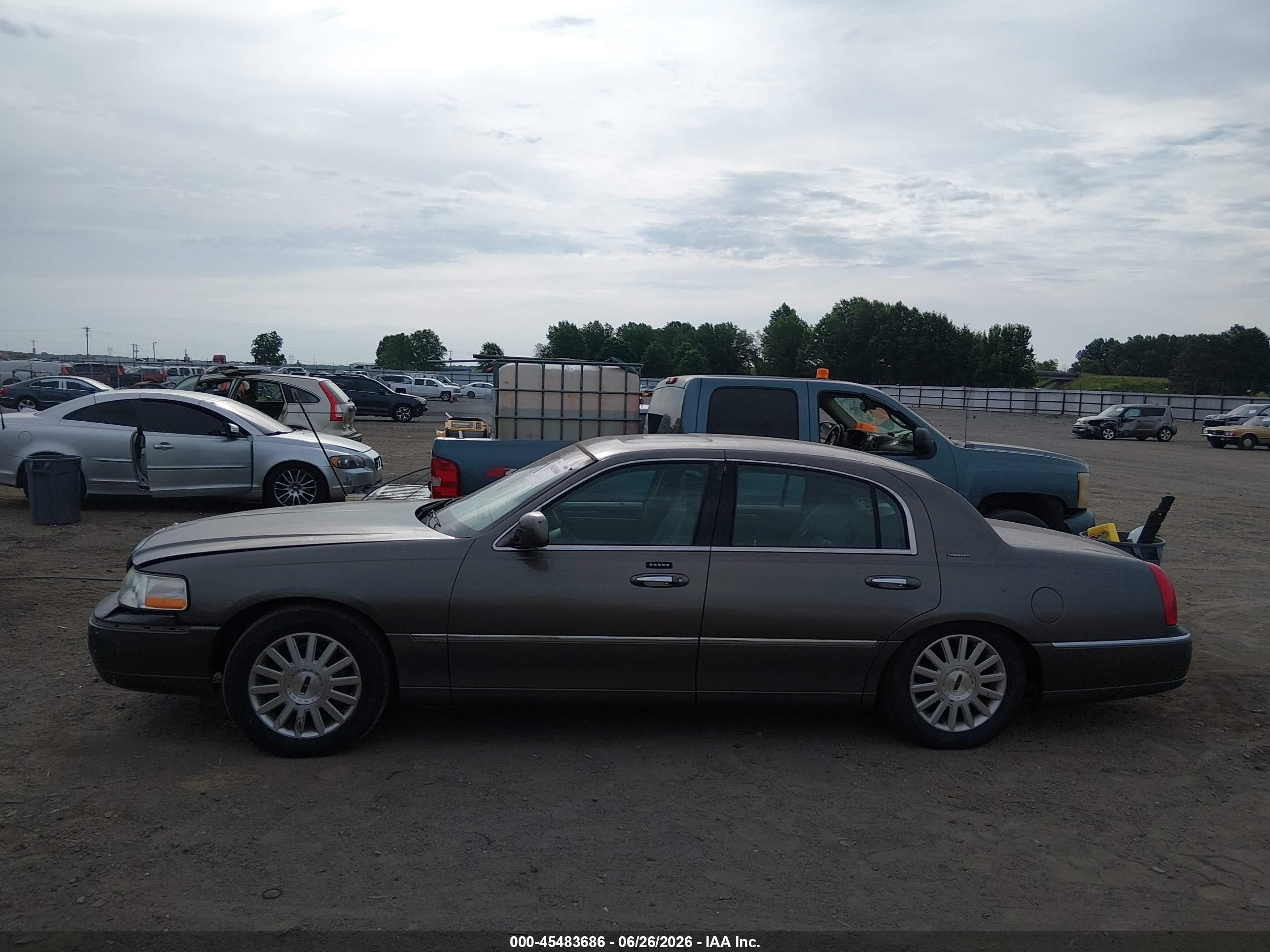 2003 Lincoln Town Car Signature Gray vin: 1LNHM82W13Y628240