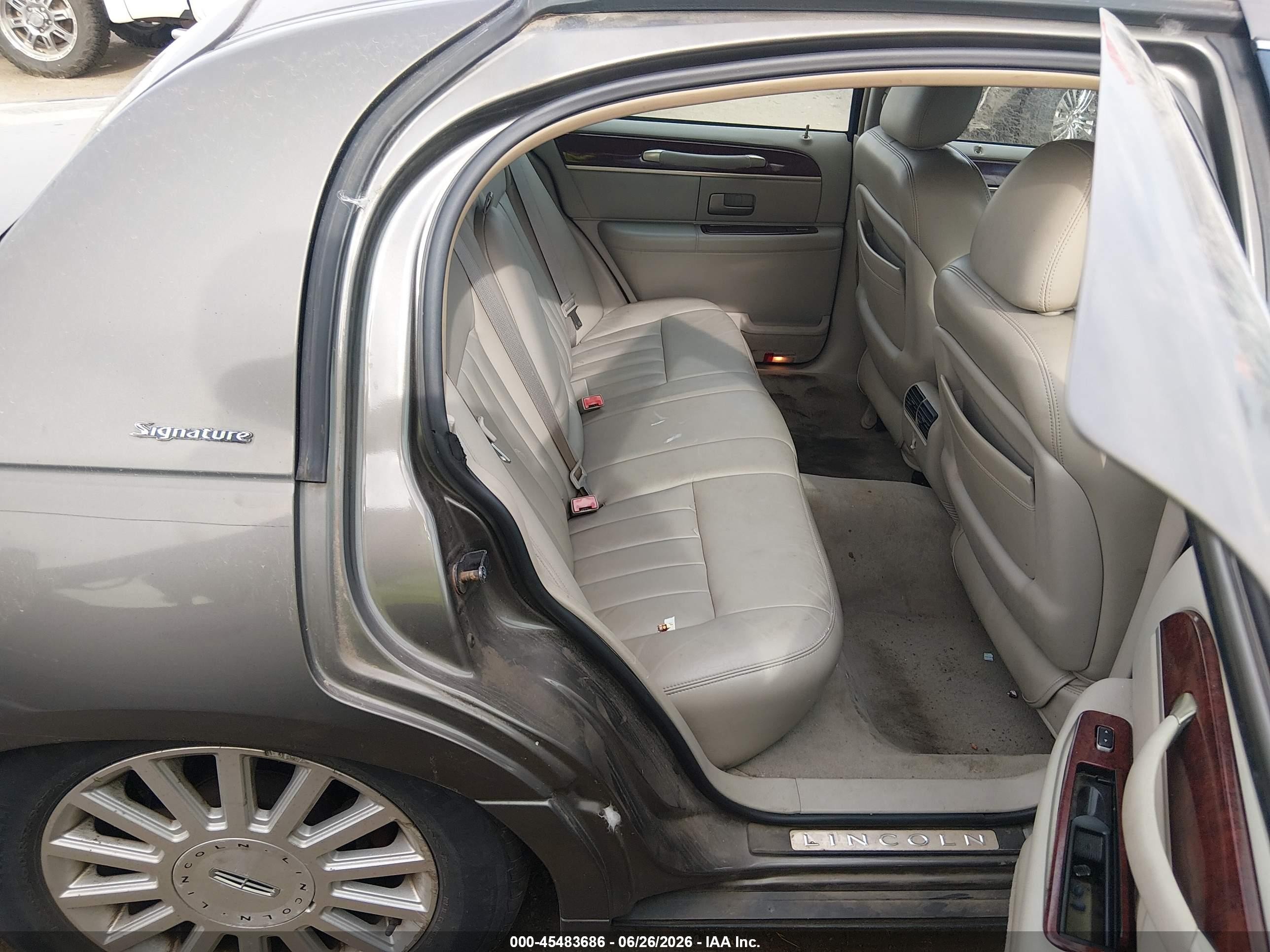 2003 Lincoln Town Car Signature Gray vin: 1LNHM82W13Y628240