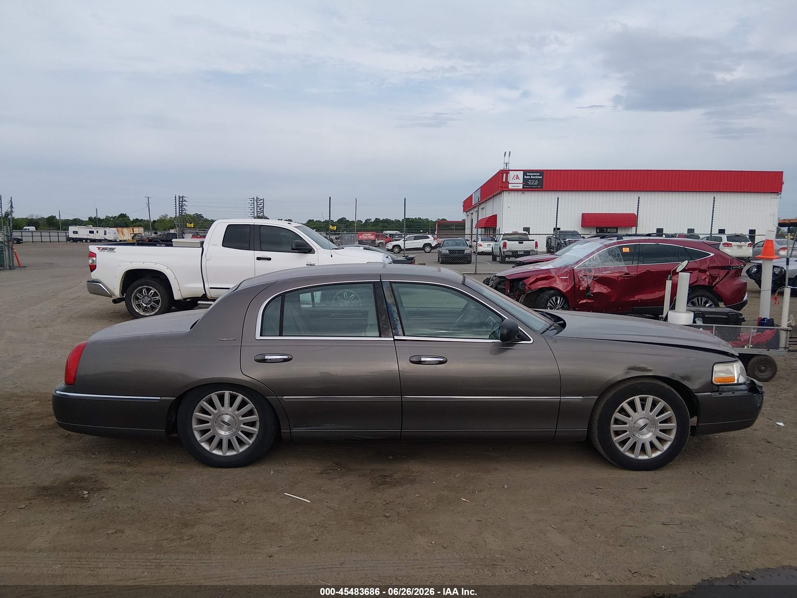 2003 Lincoln Town Car Signature Gray vin: 1LNHM82W13Y628240
