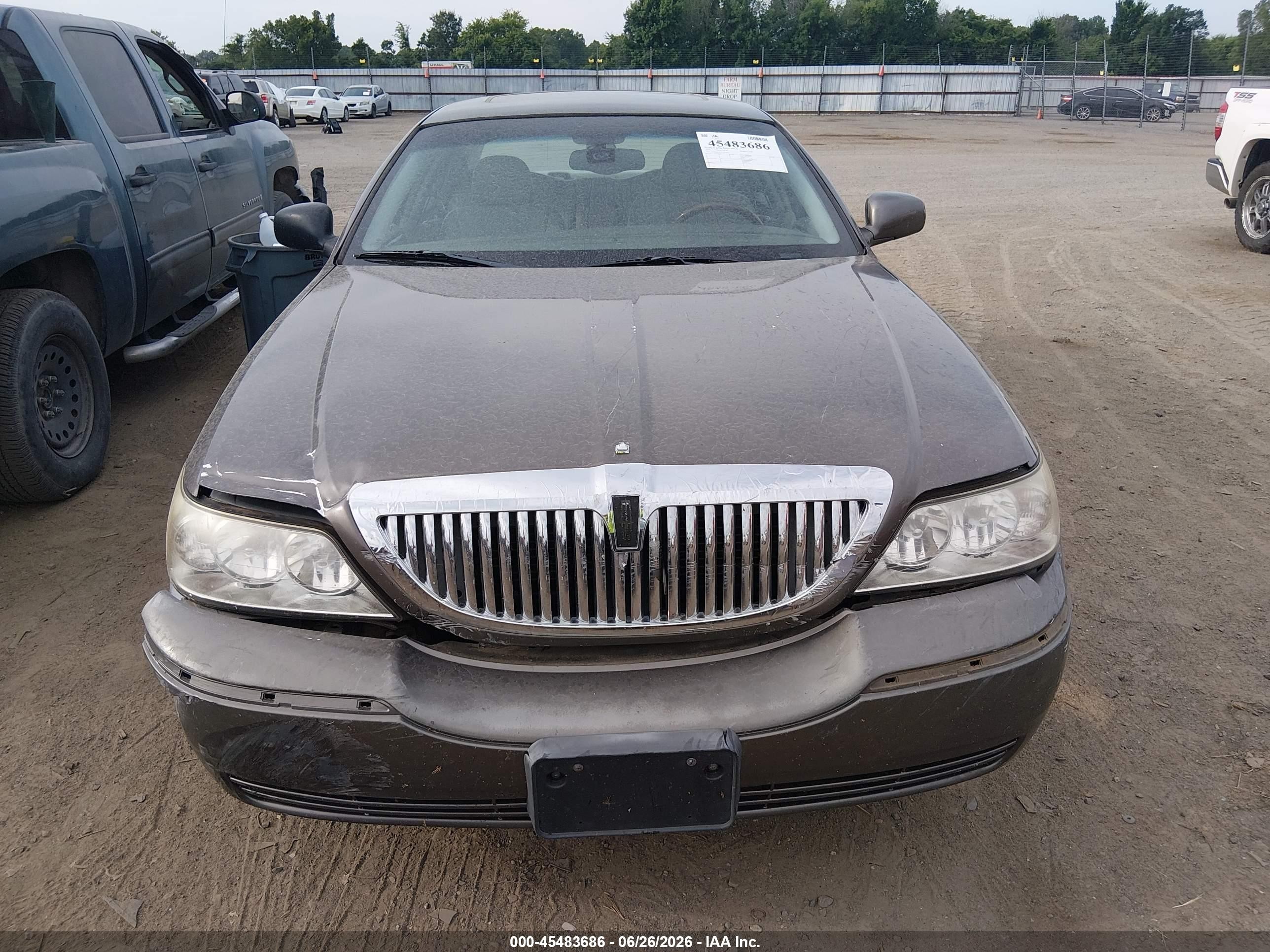 2003 Lincoln Town Car Signature Gray vin: 1LNHM82W13Y628240