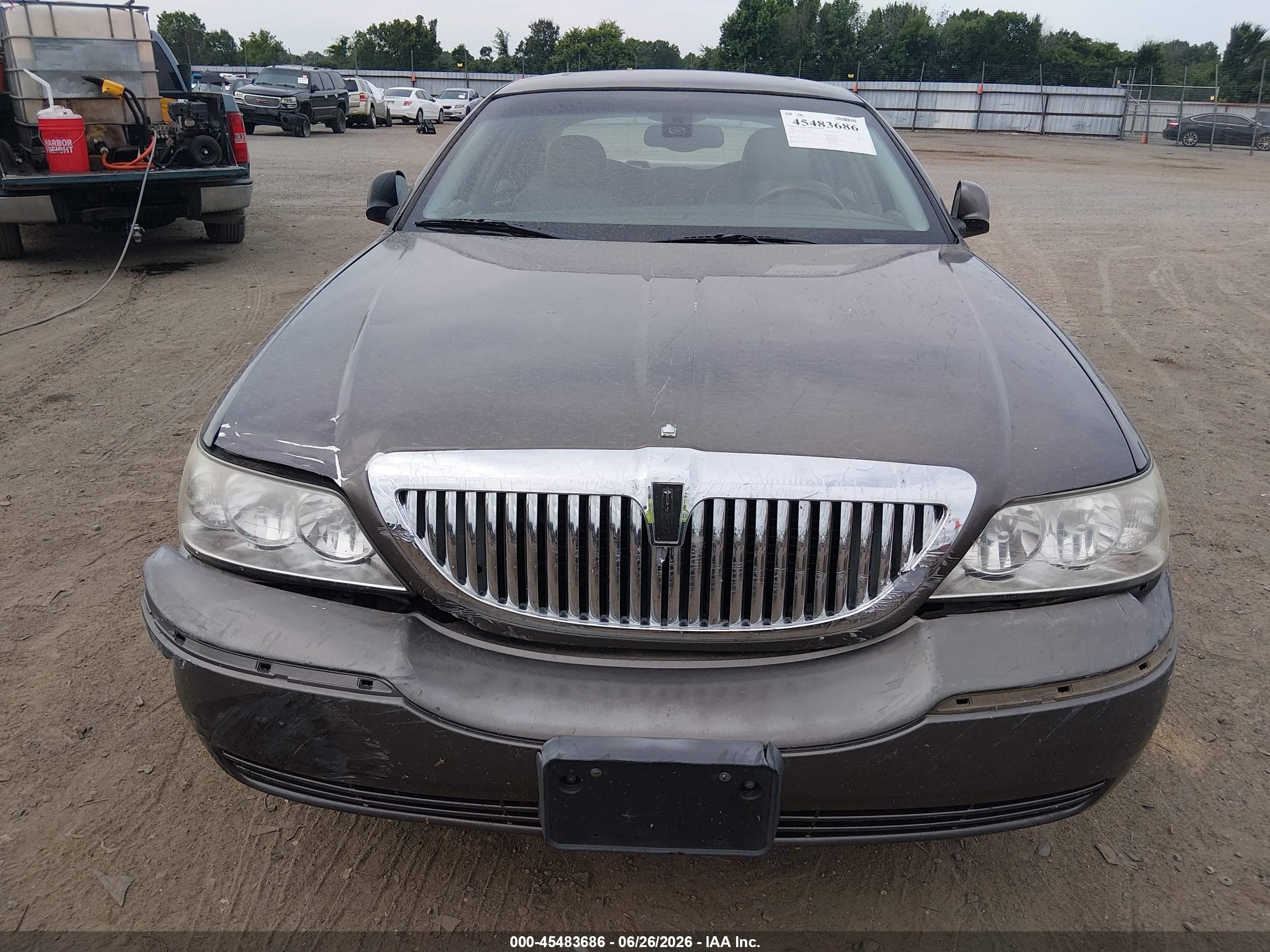 2003 Lincoln Town Car Signature Gray vin: 1LNHM82W13Y628240