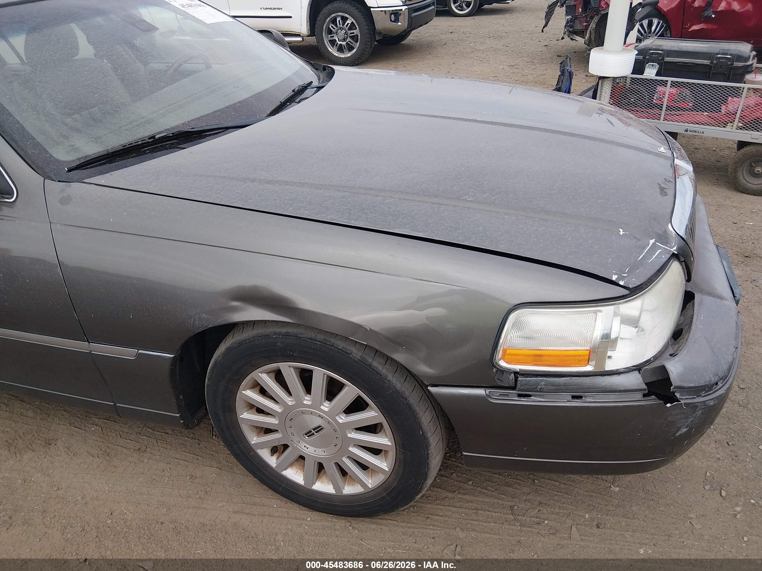 2003 Lincoln Town Car Signature Gray vin: 1LNHM82W13Y628240