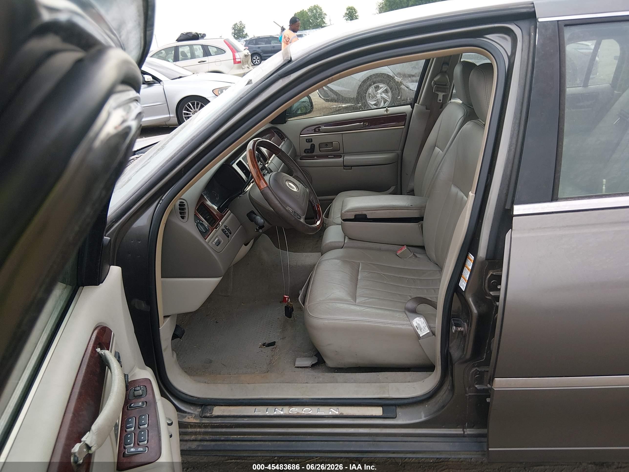 2003 Lincoln Town Car Signature Gray vin: 1LNHM82W13Y628240