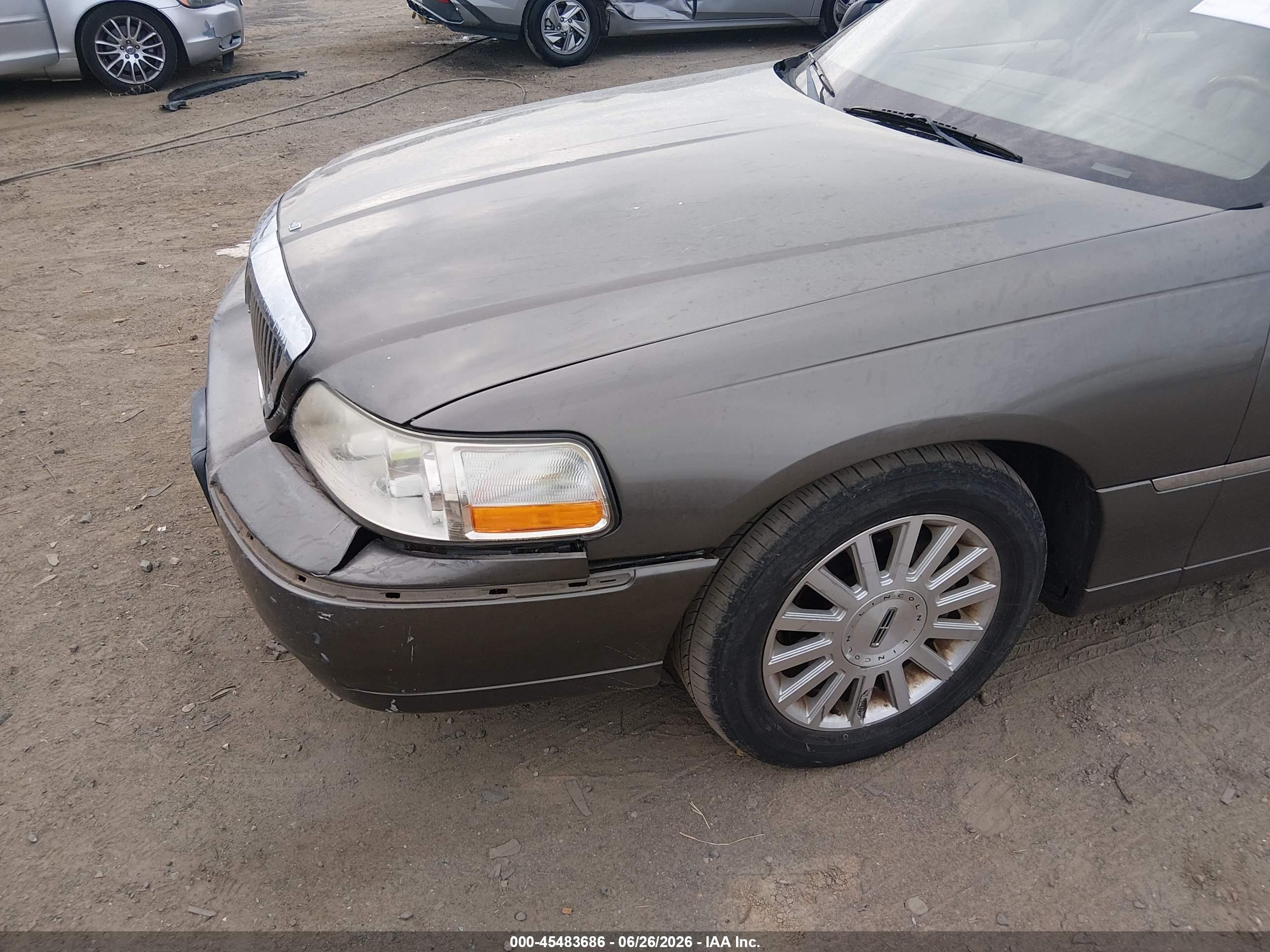 2003 Lincoln Town Car Signature Gray vin: 1LNHM82W13Y628240