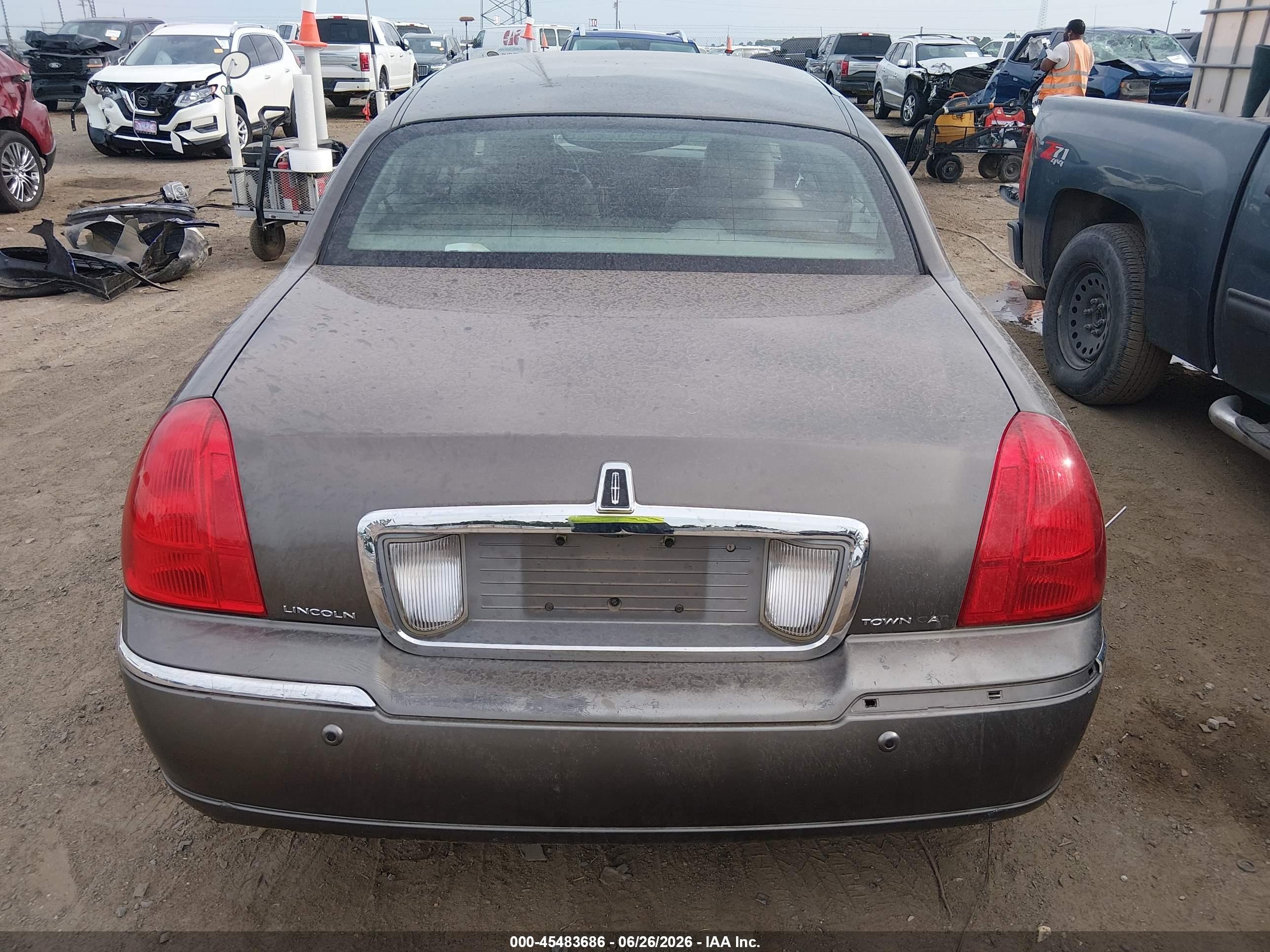 2003 Lincoln Town Car Signature Gray vin: 1LNHM82W13Y628240
