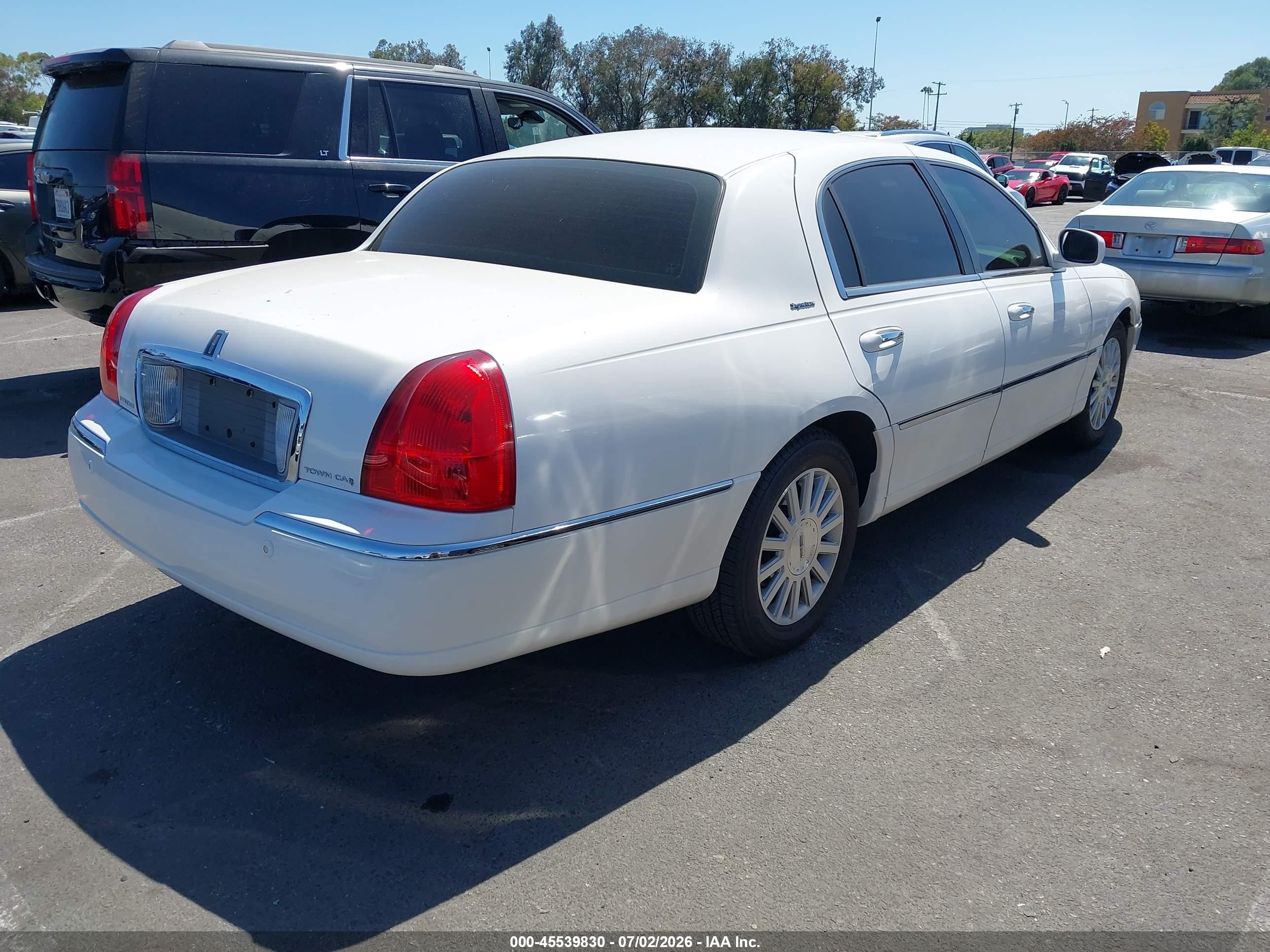2003 Lincoln Town Car Signature White vin: 1LNHM82W13Y667264