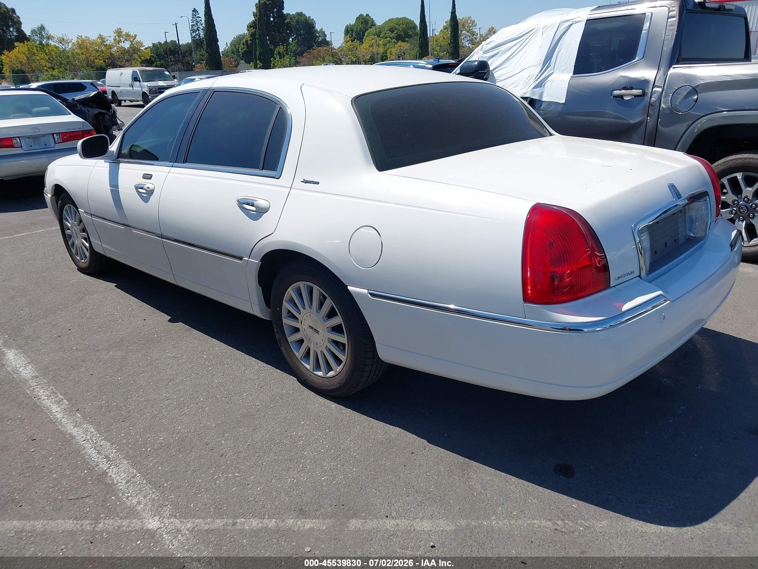 2003 Lincoln Town Car Signature White vin: 1LNHM82W13Y667264