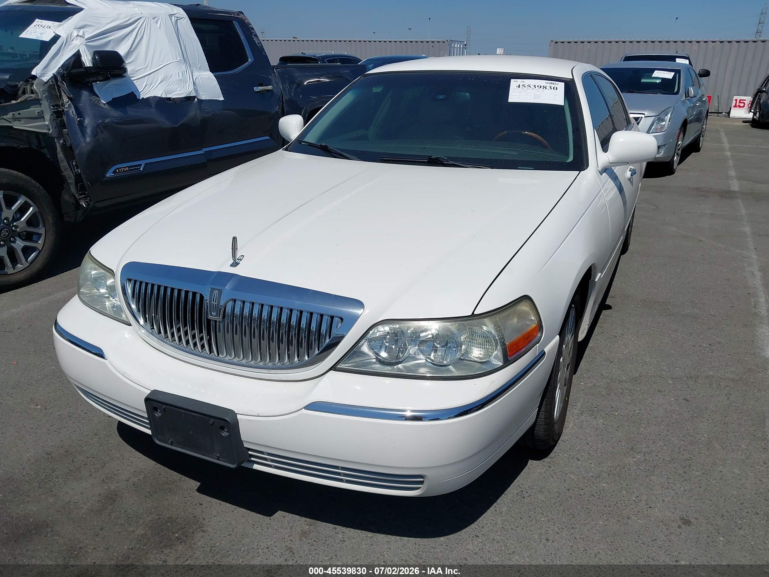 2003 Lincoln Town Car Signature White vin: 1LNHM82W13Y667264