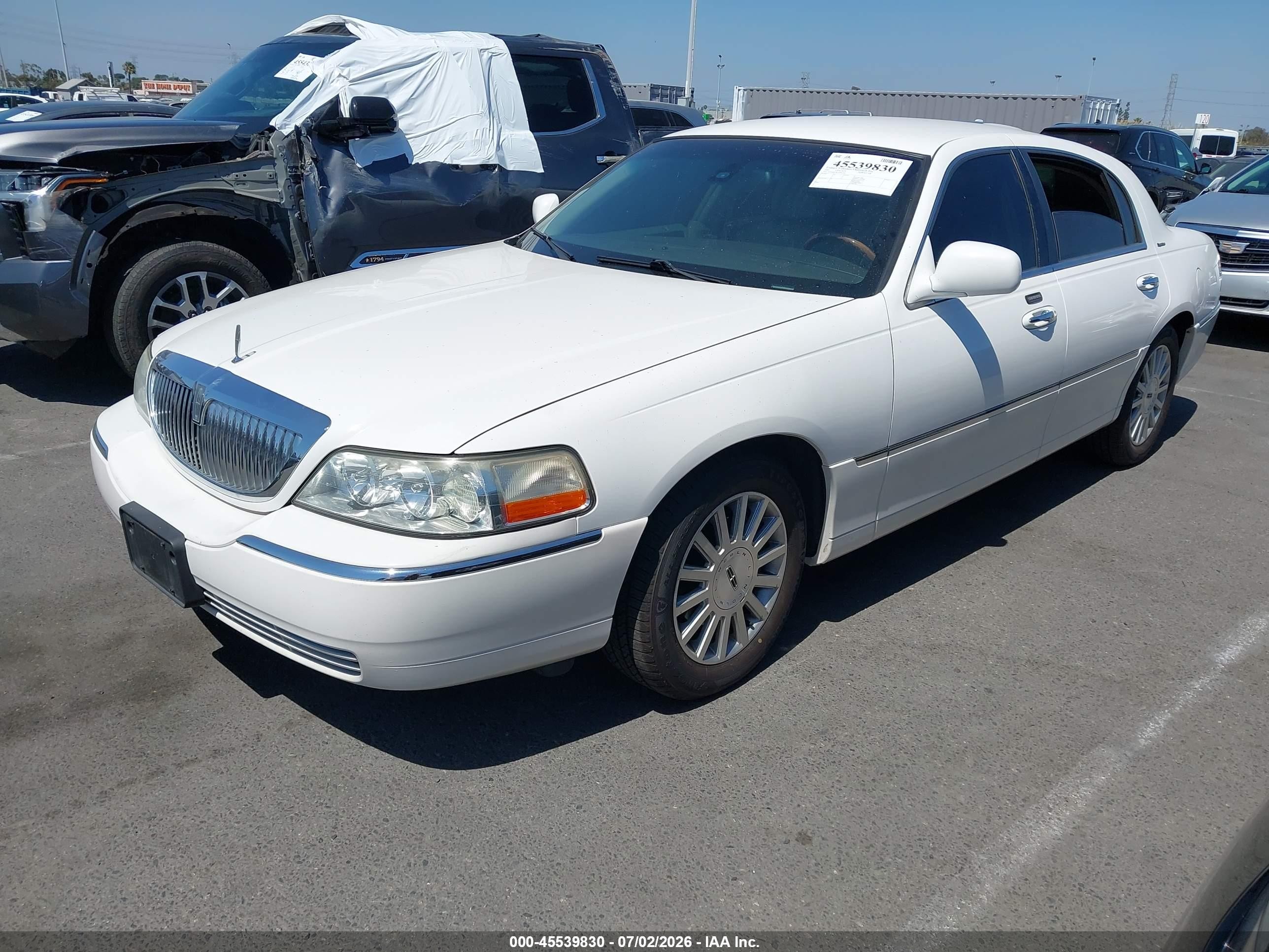 2003 Lincoln Town Car Signature White vin: 1LNHM82W13Y667264