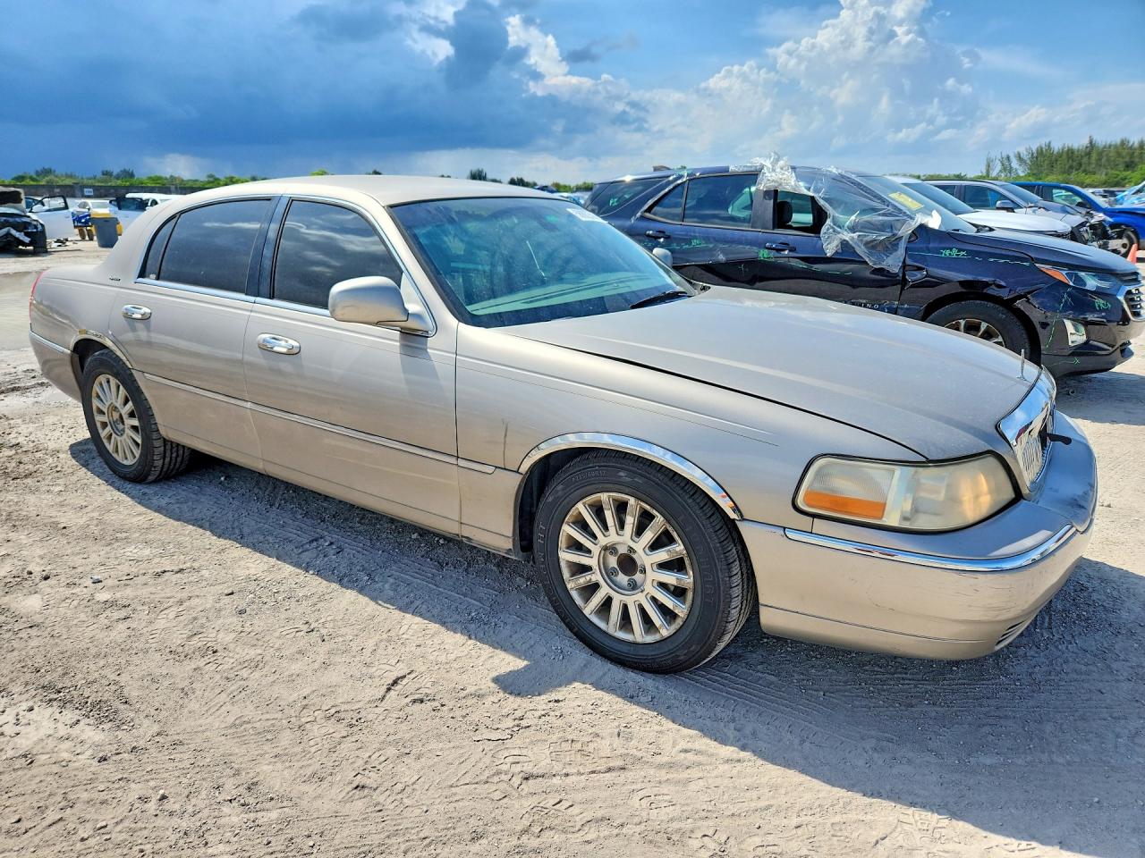 2003 Lincoln Town Car Signature Beige vin: 1LNHM82W13Y683173
