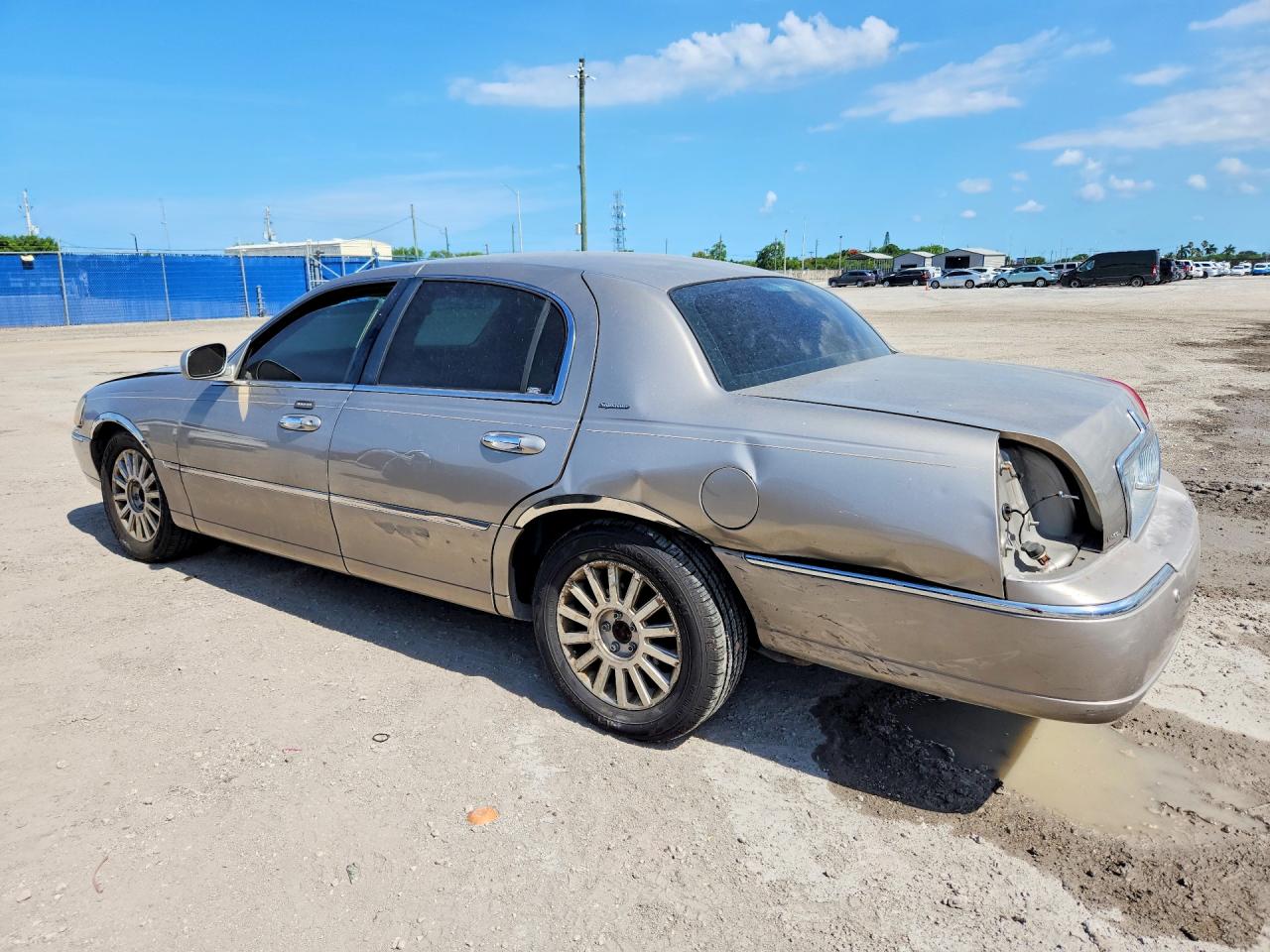 2003 Lincoln Town Car Signature Beige vin: 1LNHM82W13Y683173