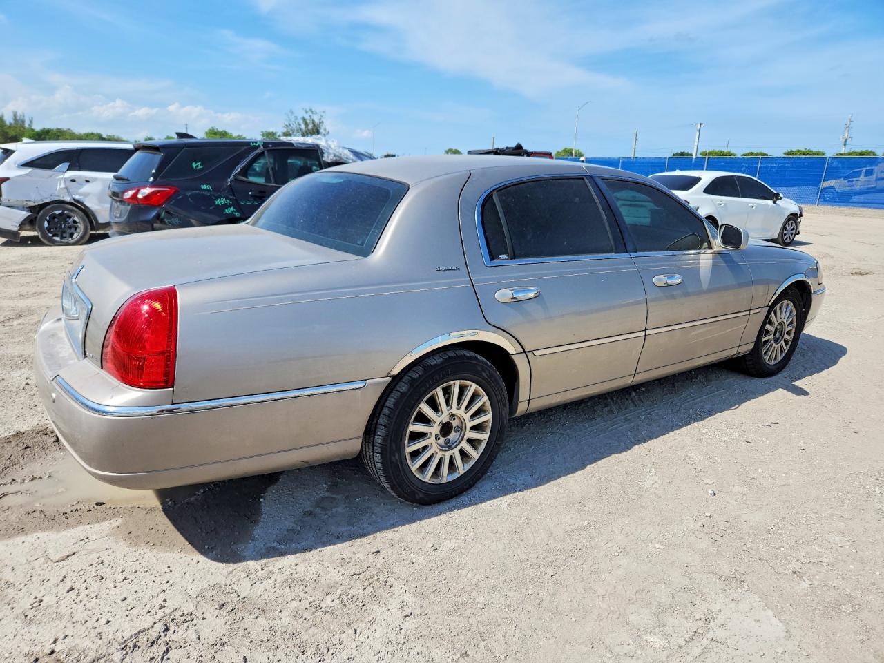 2003 Lincoln Town Car Signature Beige vin: 1LNHM82W13Y683173