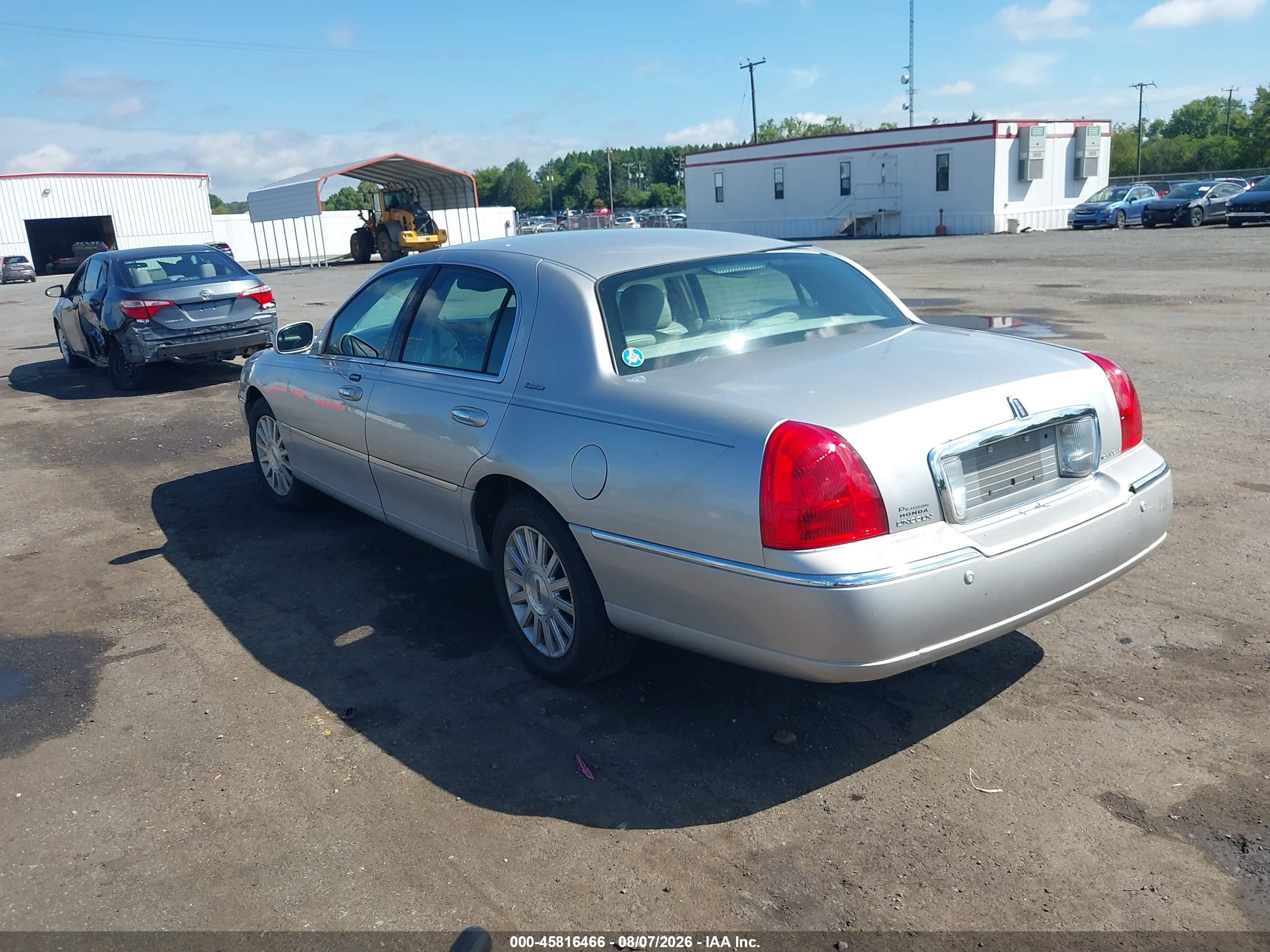 2003 Lincoln Town Car Signature Silver vin: 1LNHM82W13Y705334