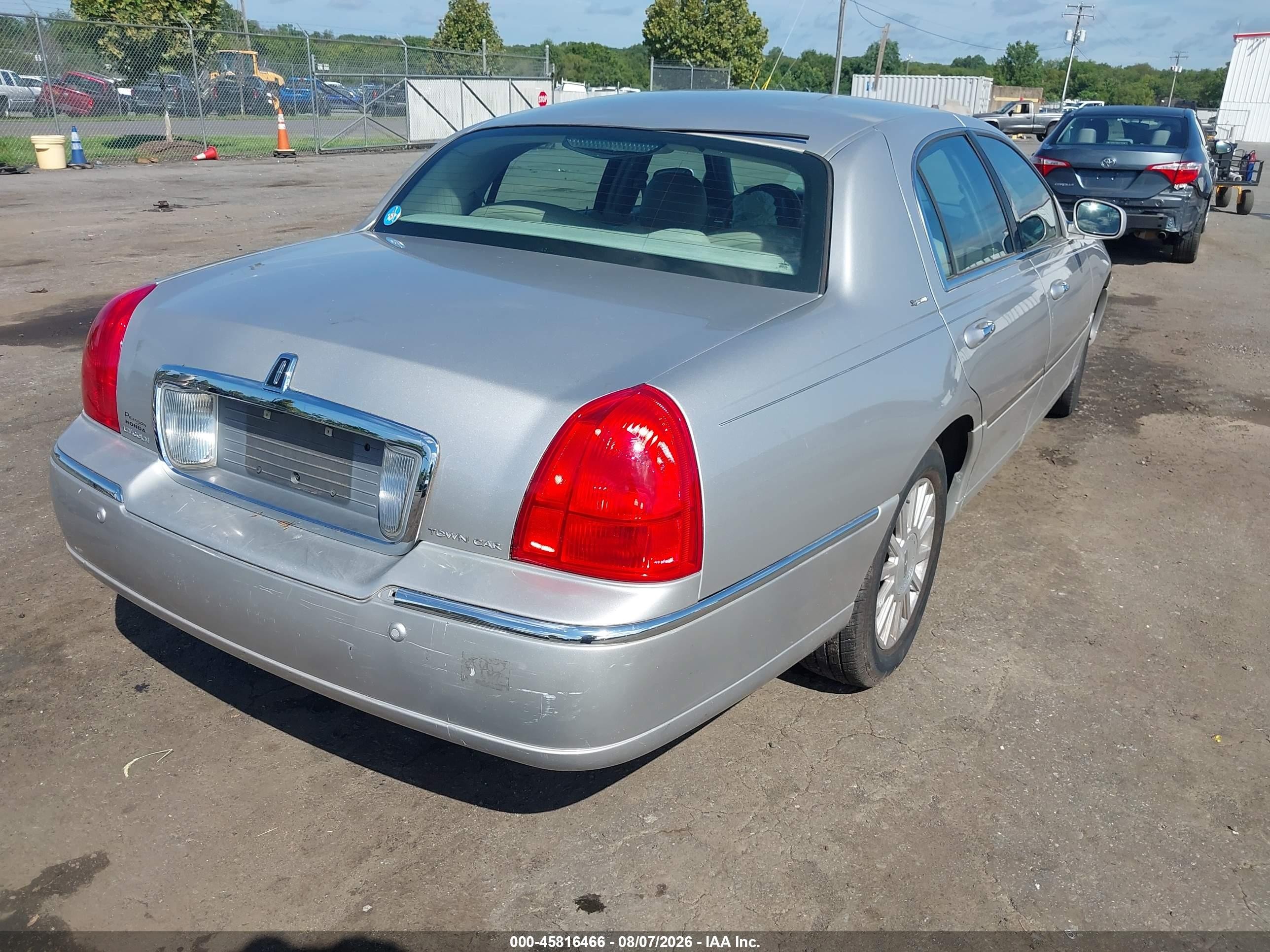 2003 Lincoln Town Car Signature Silver vin: 1LNHM82W13Y705334