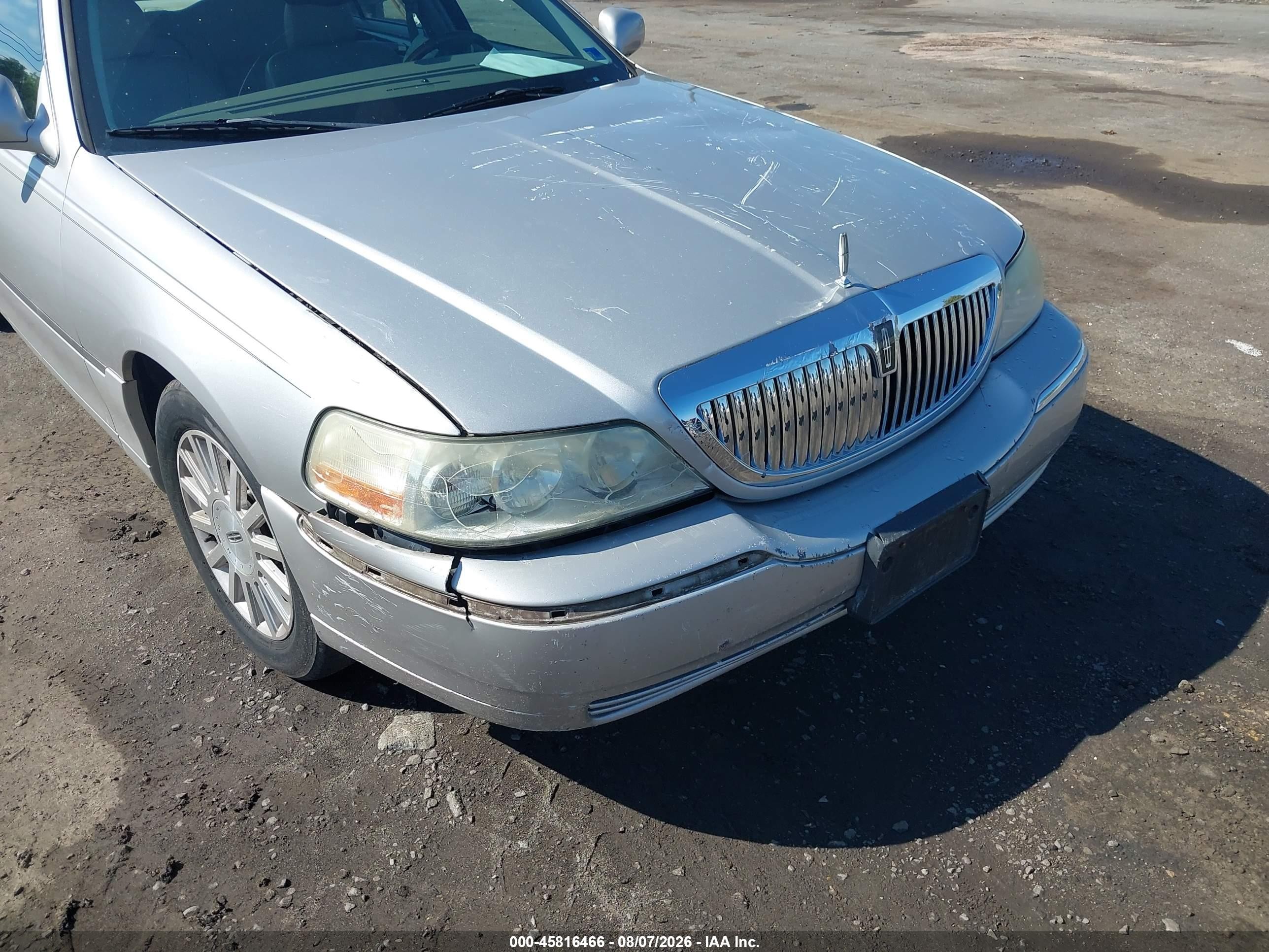 2003 Lincoln Town Car Signature Silver vin: 1LNHM82W13Y705334
