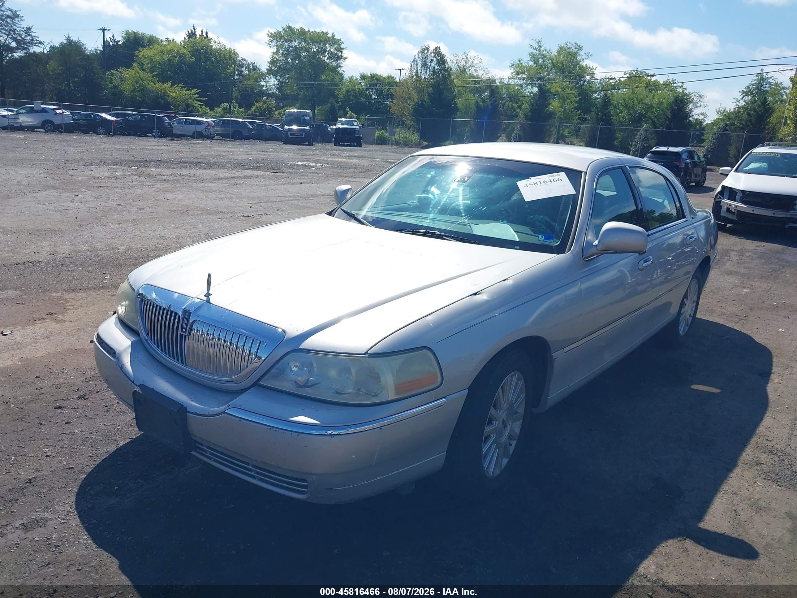 2003 Lincoln Town Car Signature Silver vin: 1LNHM82W13Y705334