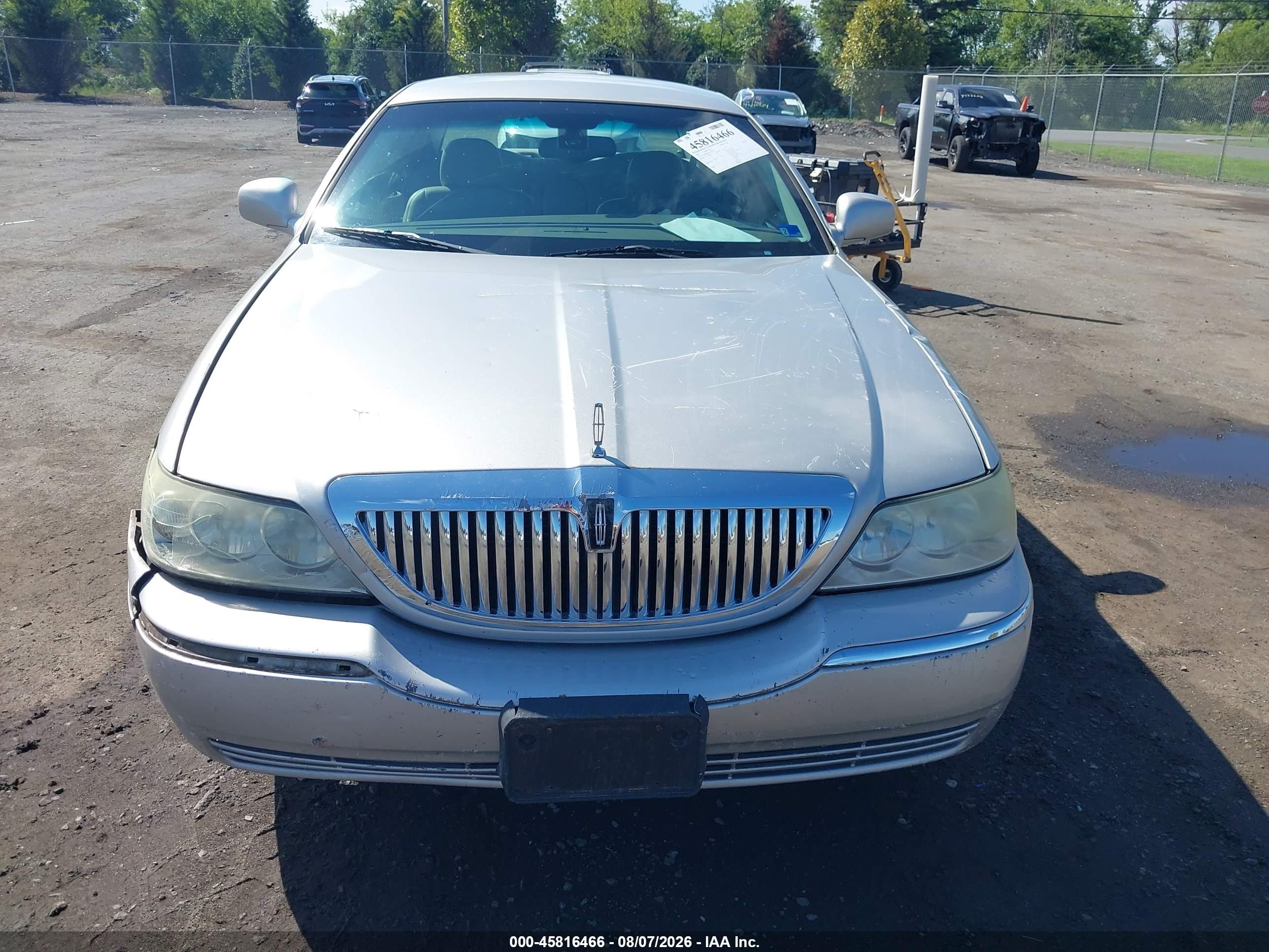 2003 Lincoln Town Car Signature Silver vin: 1LNHM82W13Y705334