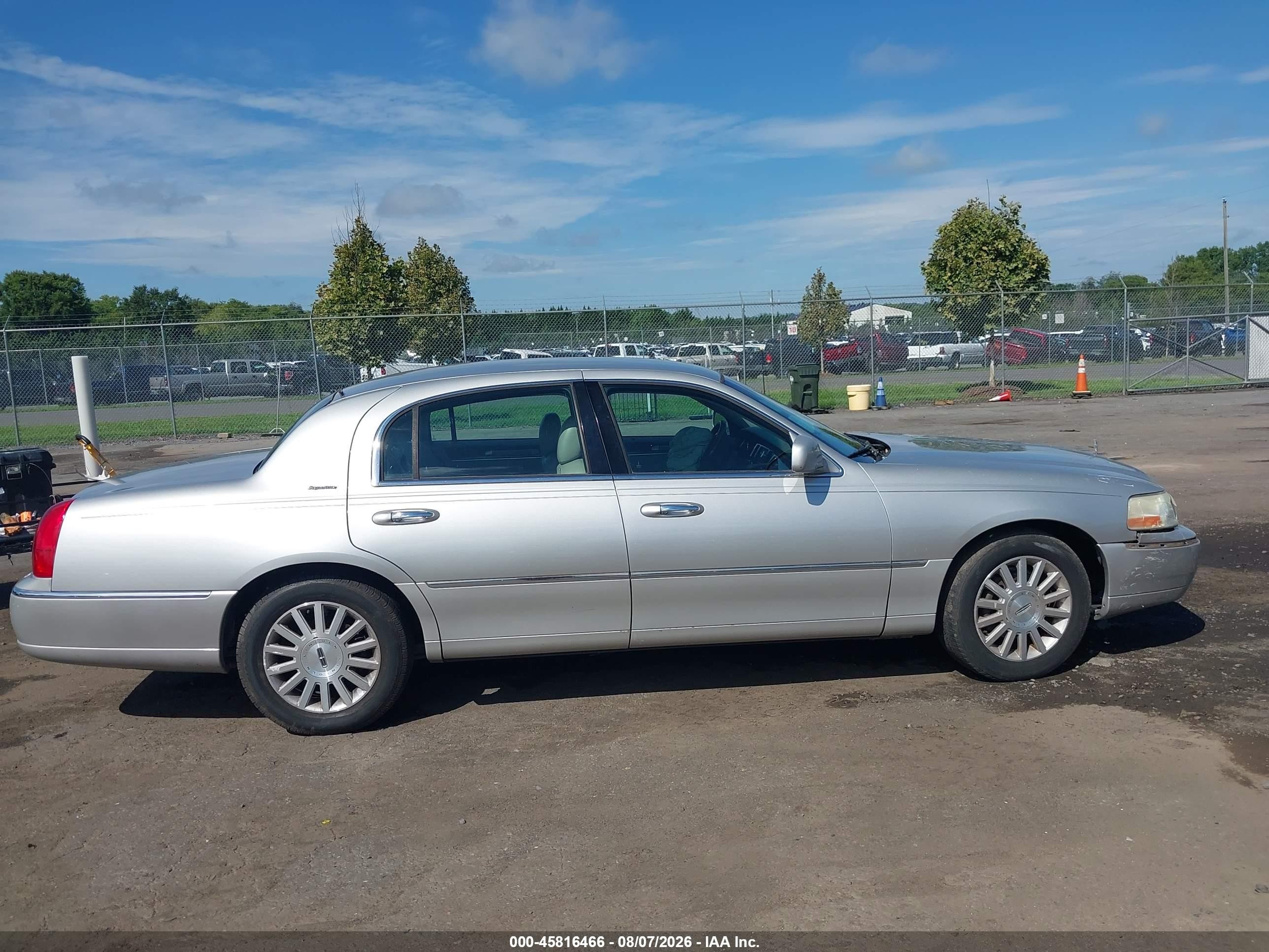 2003 Lincoln Town Car Signature Silver vin: 1LNHM82W13Y705334
