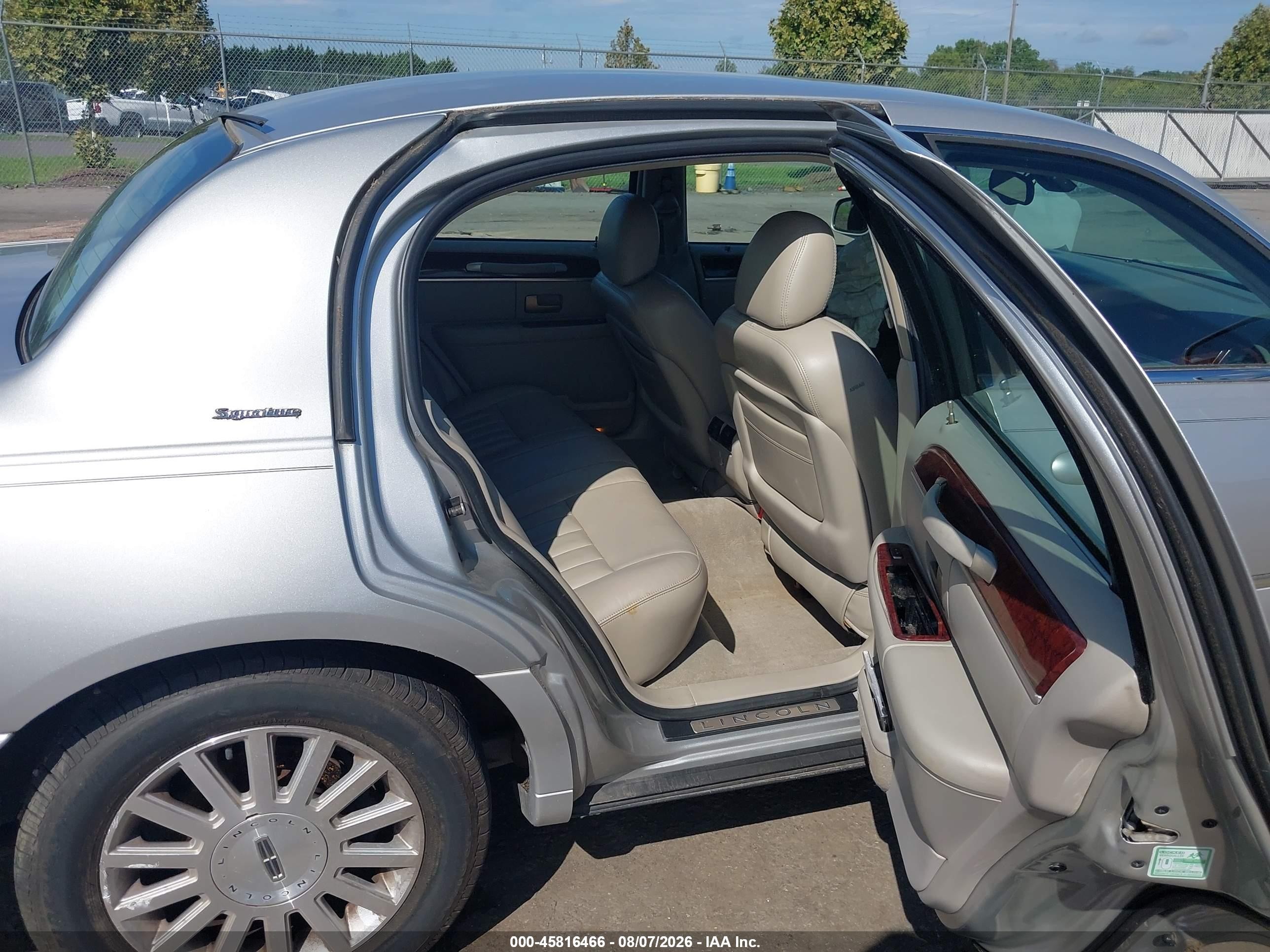 2003 Lincoln Town Car Signature Silver vin: 1LNHM82W13Y705334