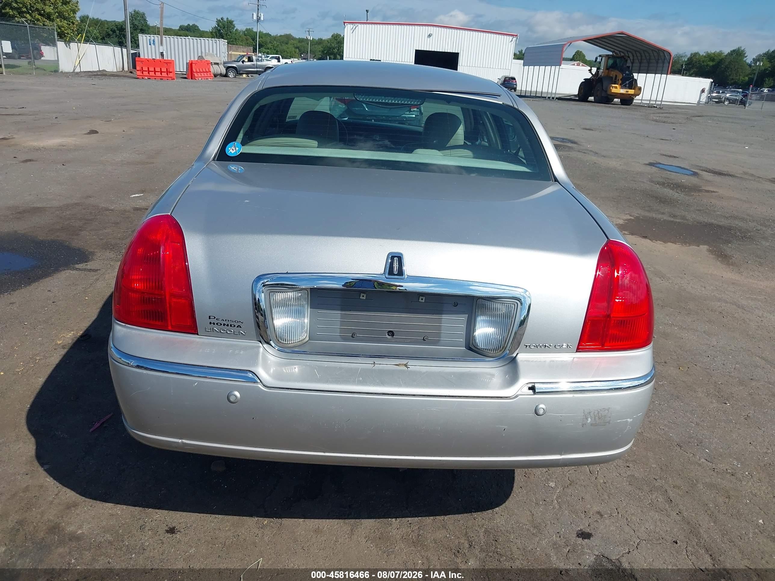 2003 Lincoln Town Car Signature Silver vin: 1LNHM82W13Y705334