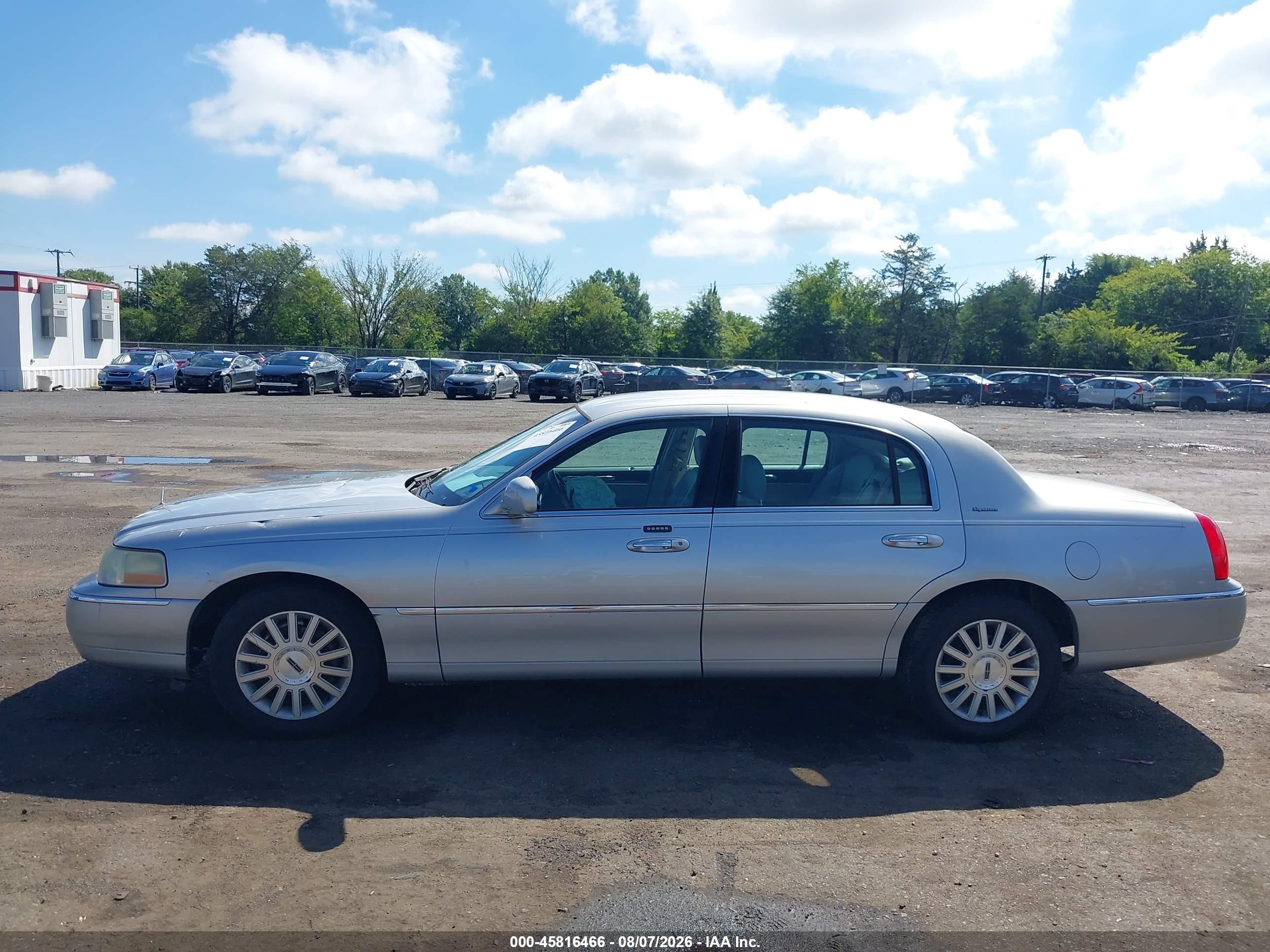 2003 Lincoln Town Car Signature Silver vin: 1LNHM82W13Y705334