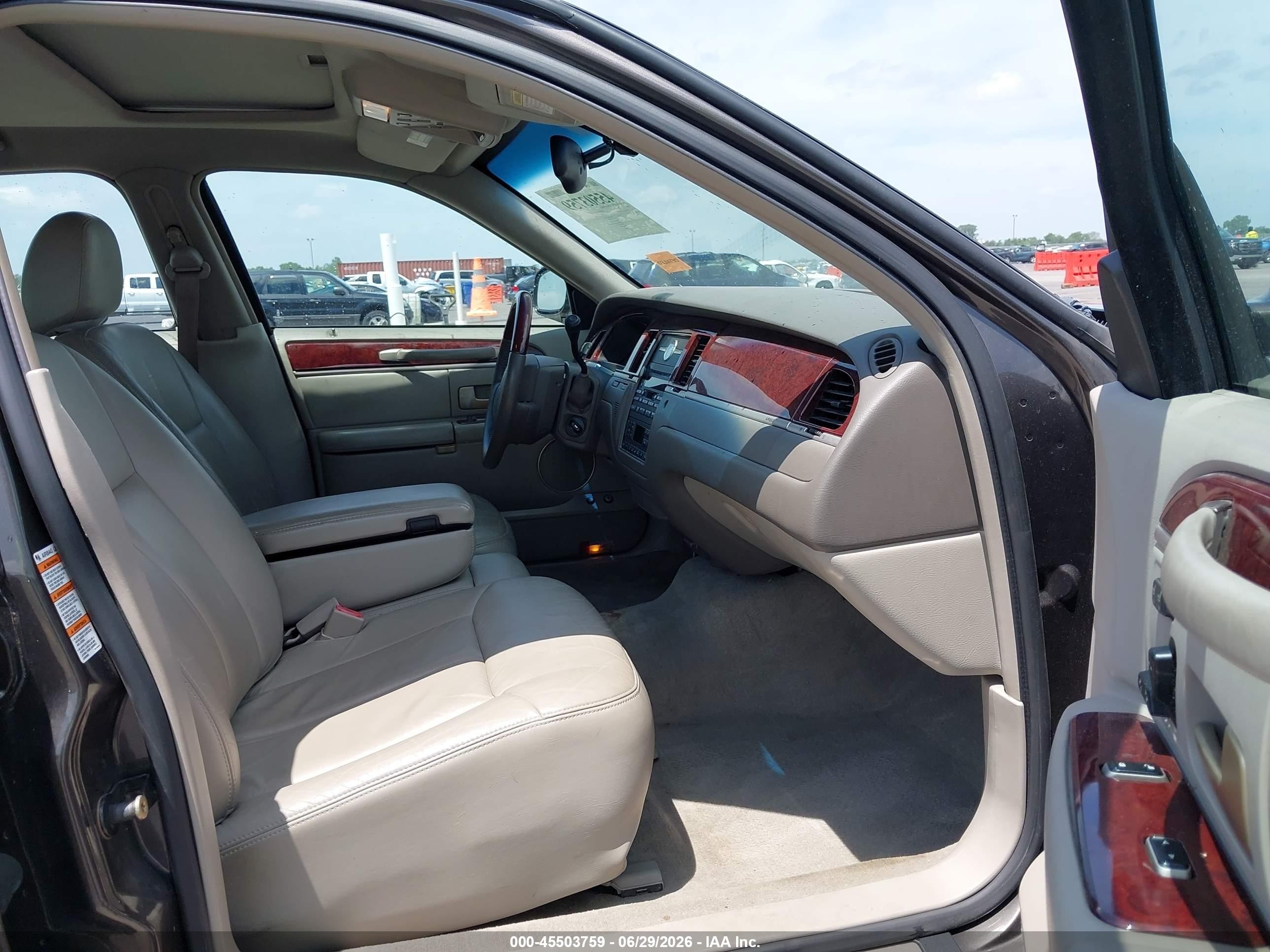 2005 Lincoln Town Car Signature Limited Серый vin: 1LNHM82W15Y610193