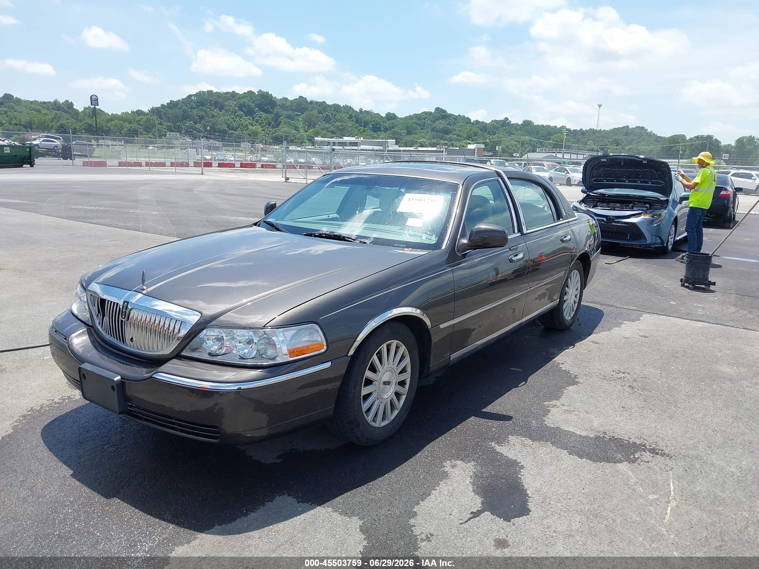 2005 Lincoln Town Car Signature Limited Серый vin: 1LNHM82W15Y610193