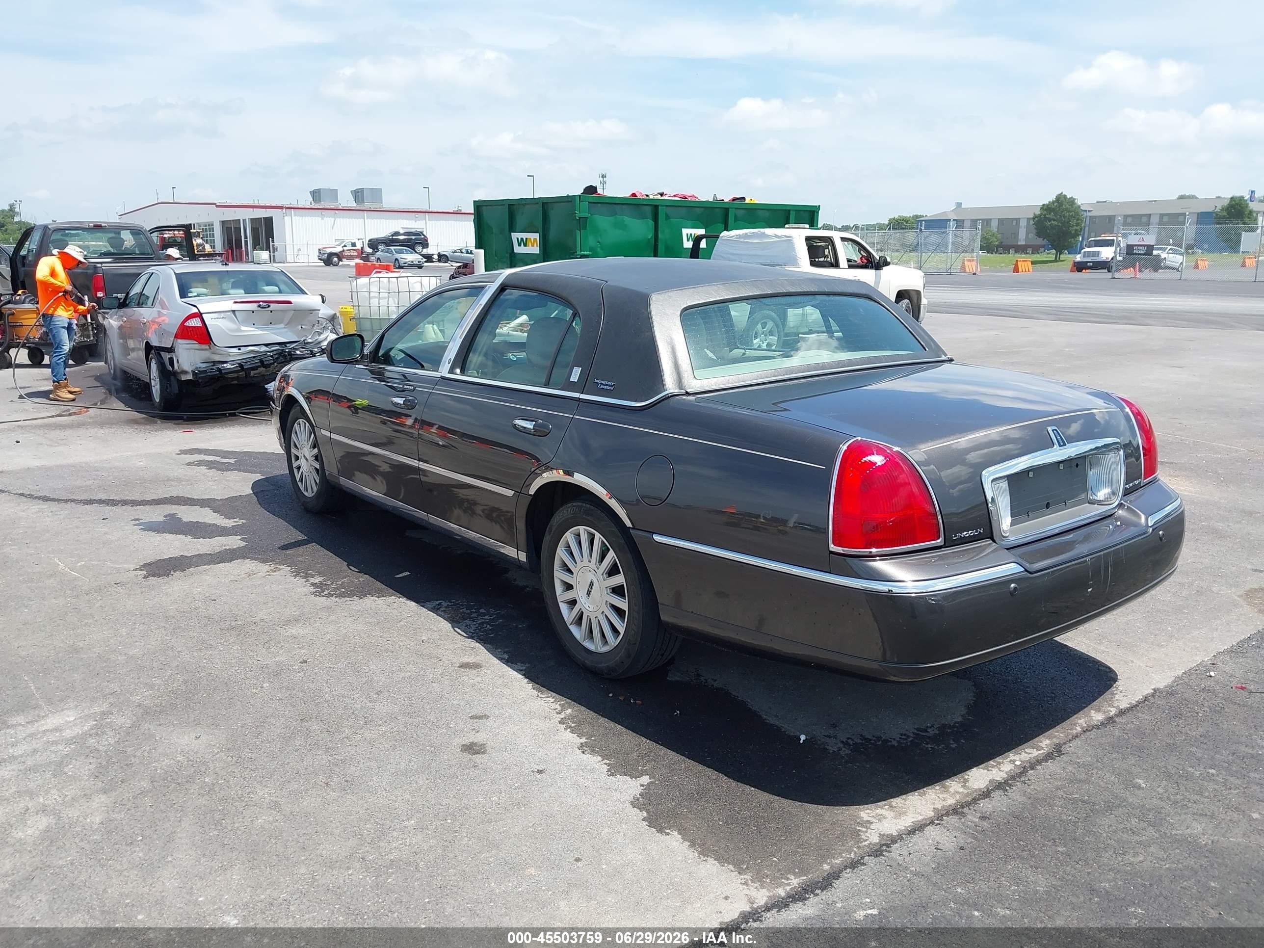 2005 Lincoln Town Car Signature Limited Серый vin: 1LNHM82W15Y610193