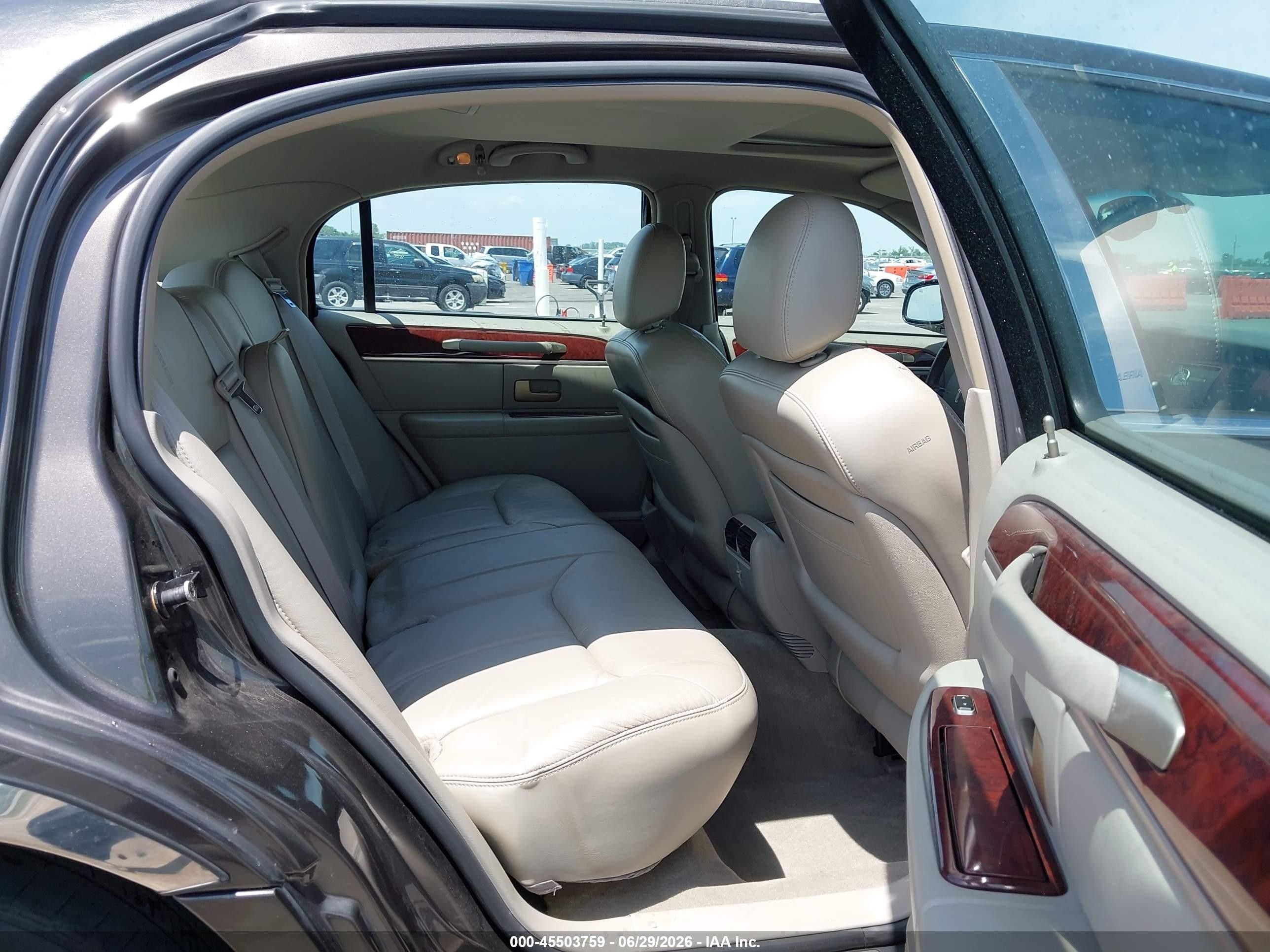 2005 Lincoln Town Car Signature Limited Серый vin: 1LNHM82W15Y610193