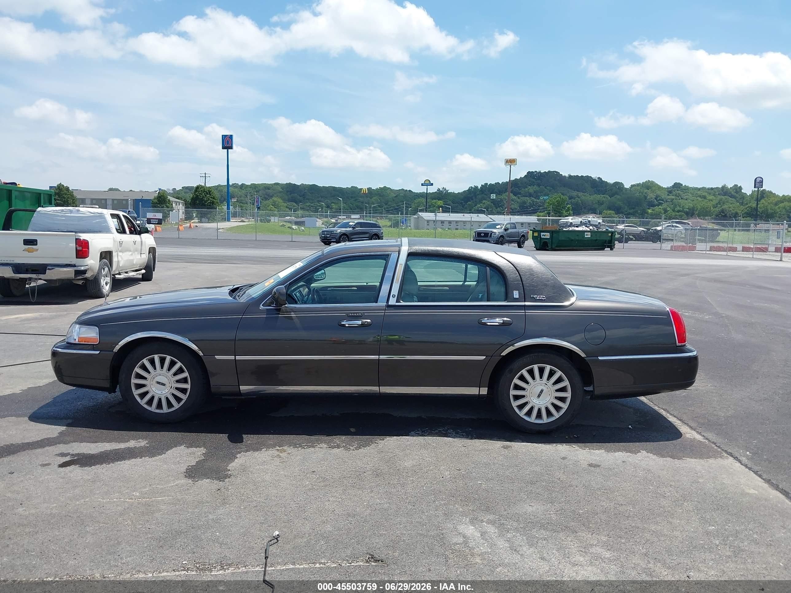 2005 Lincoln Town Car Signature Limited Серый vin: 1LNHM82W15Y610193