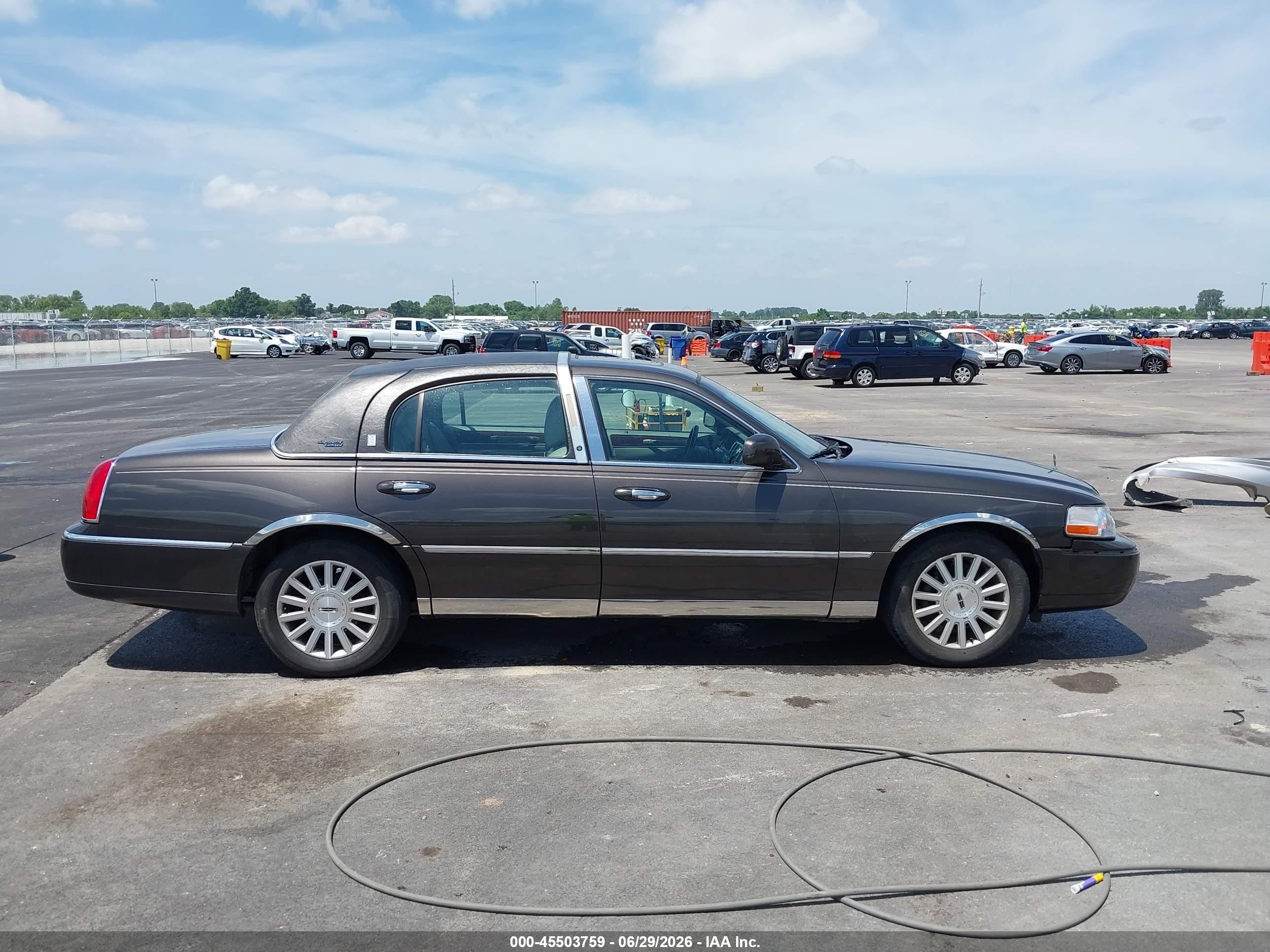 2005 Lincoln Town Car Signature Limited Серый vin: 1LNHM82W15Y610193