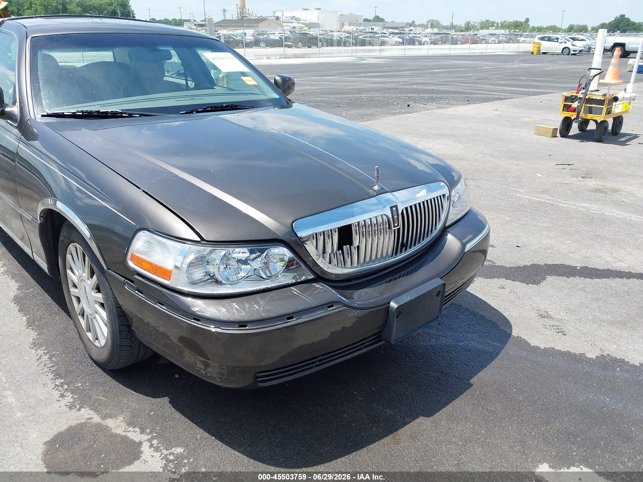 2005 Lincoln Town Car Signature Limited Серый vin: 1LNHM82W15Y610193