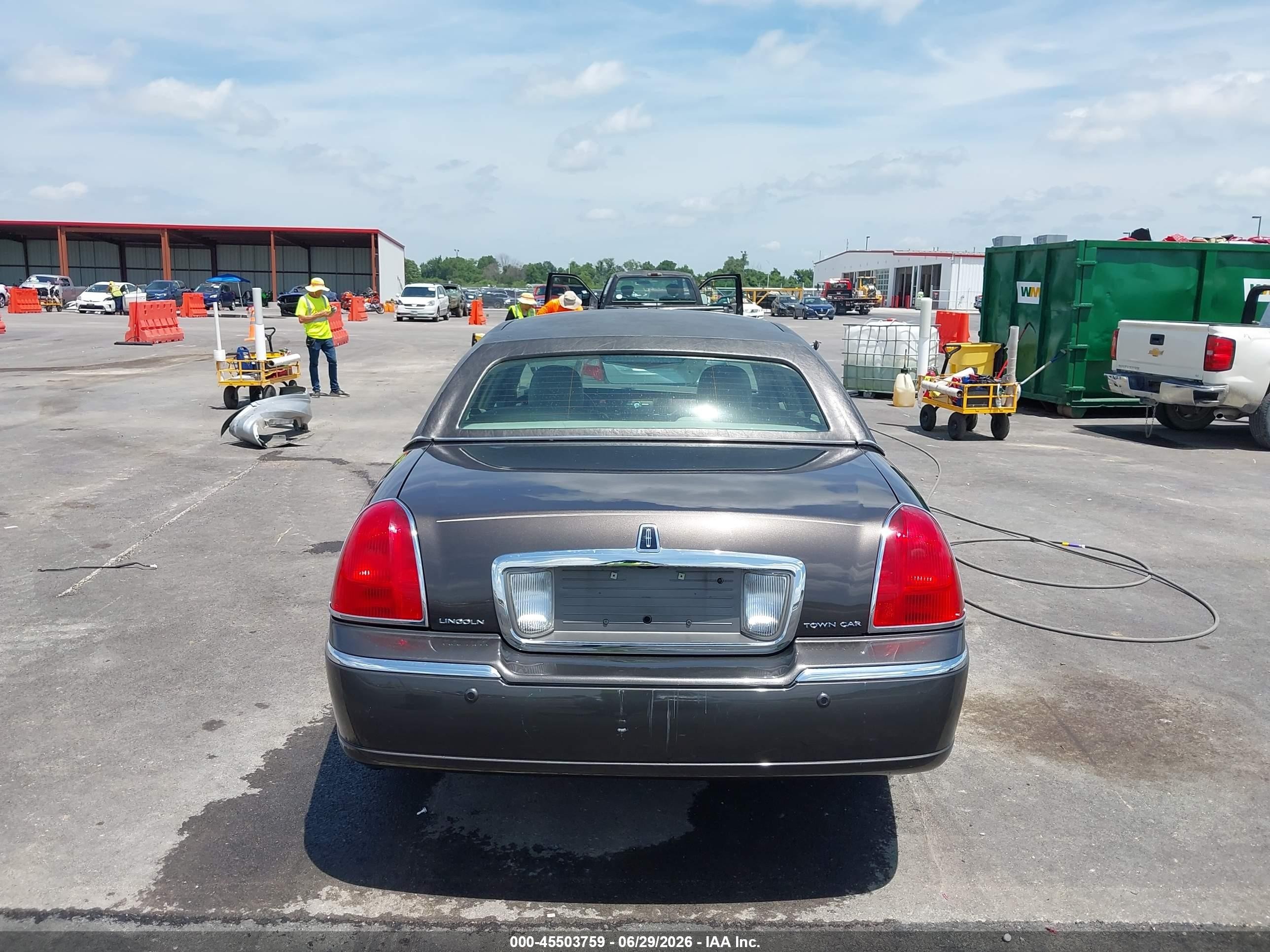 2005 Lincoln Town Car Signature Limited Серый vin: 1LNHM82W15Y610193