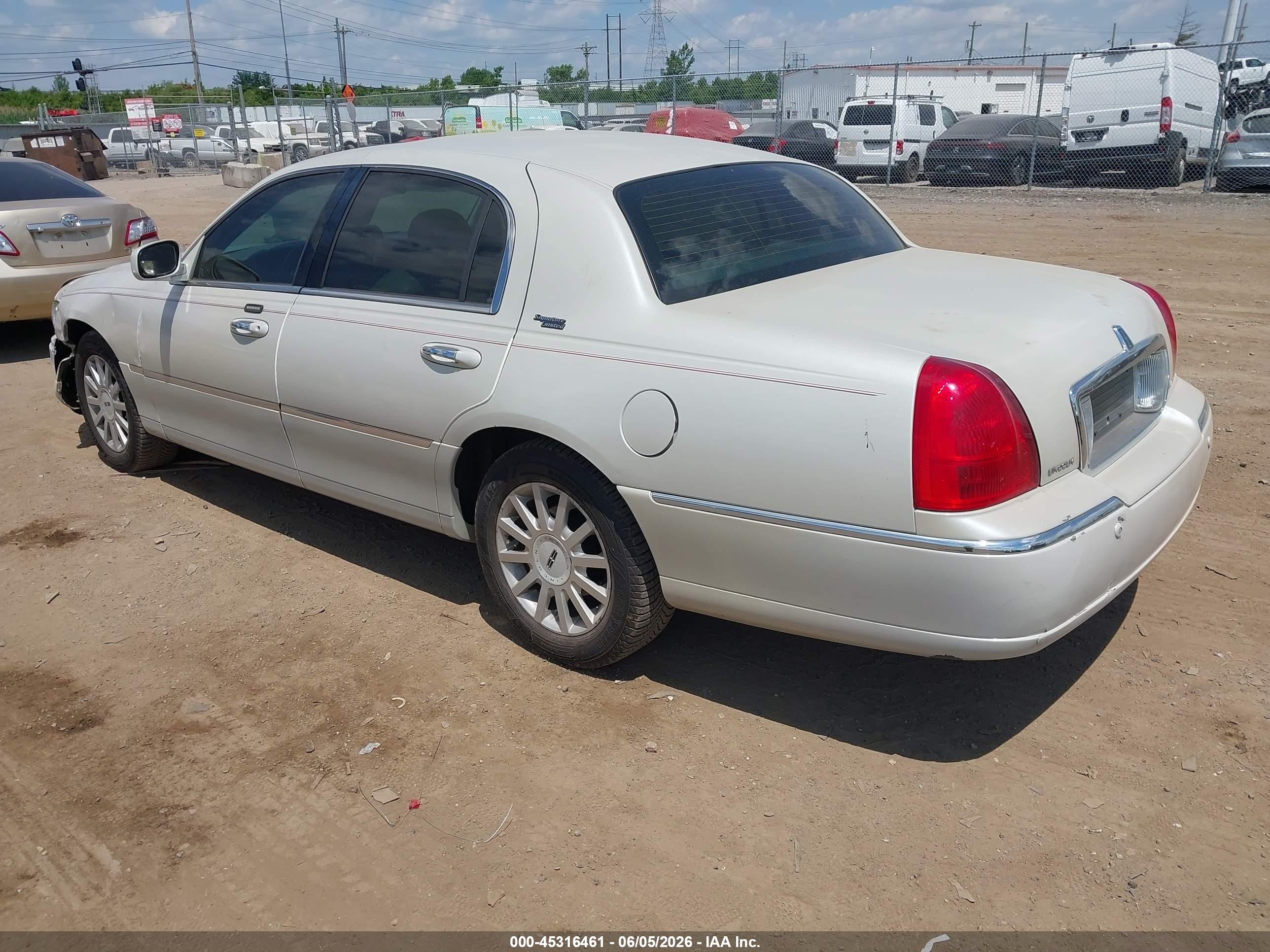 2005 Lincoln Town Car Signature Limited Beige vin: 1LNHM82W15Y611554
